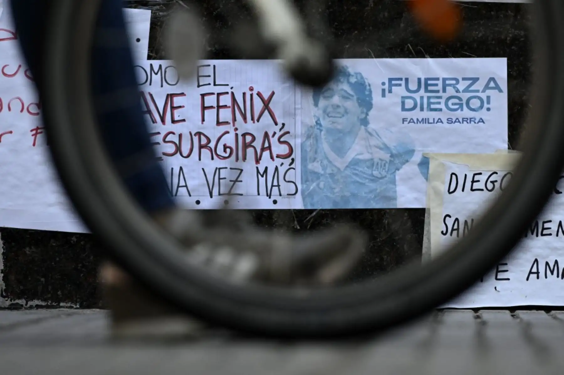 Se ven mensajes de apoyo afuera de la clínica privada donde el ex futbolista argentino y entrenador de Gimnasia y Esgrima La Plata Diego Maradona se sometió a una cirugía cerebral por un coágulo de sangre, en Olivos, Provincia de Buenos Aires. Foto: AFP