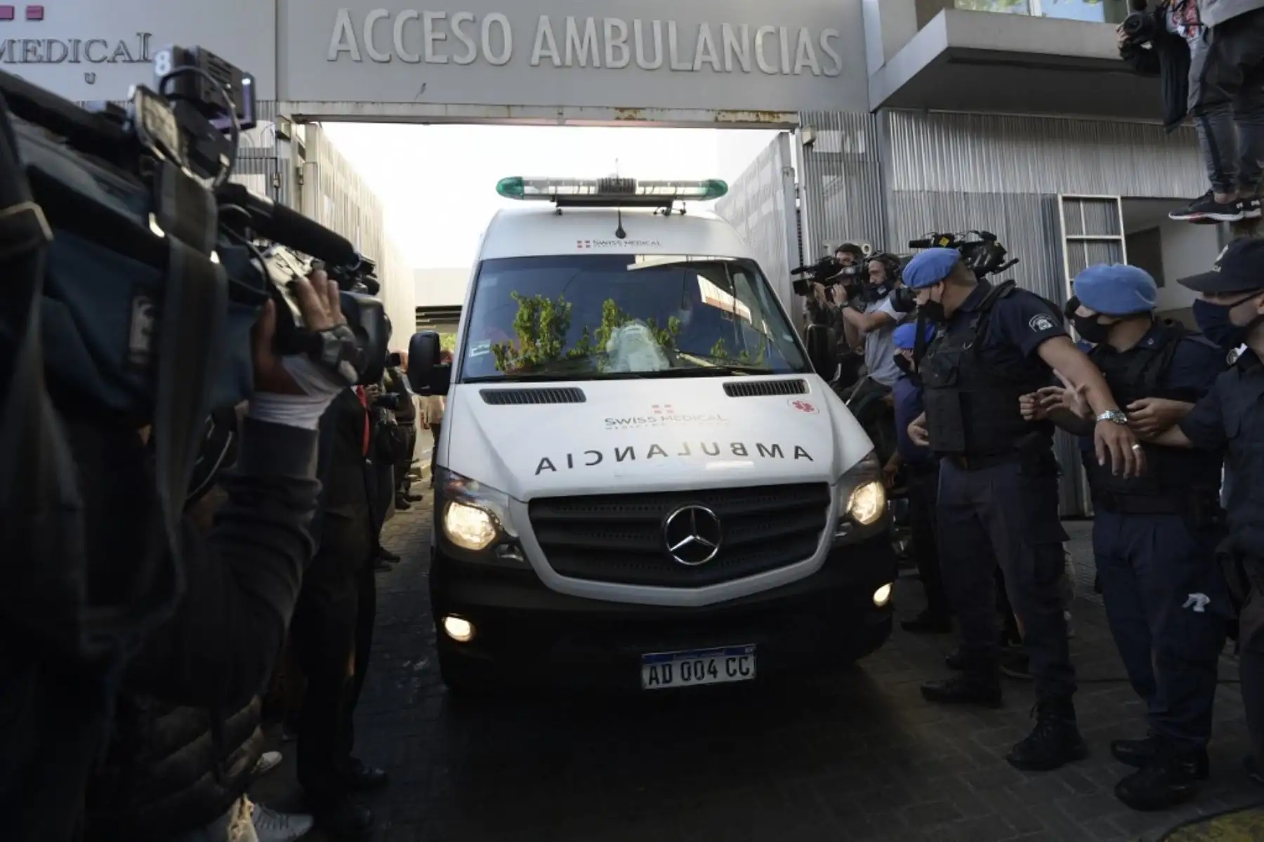 Una ambulancia que transportaba al ex futbolista argentino y entrenador de Gimnasia y Esgrima La Plata Diego Maradona, sale de la clínica donde fue sometido a una cirugía cerebral por un coágulo de sangre, en Olivos, provincia de Buenos Aires. Foto: AFP