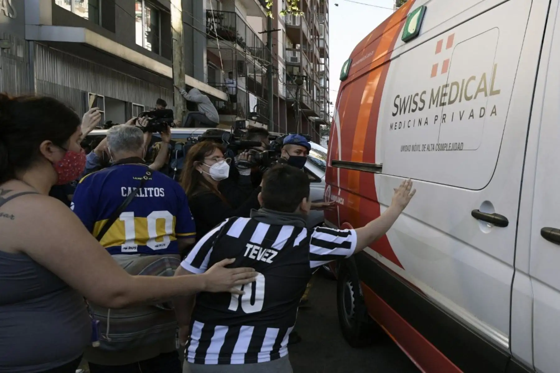 Una ambulancia que transportaba al ex futbolista argentino y entrenador de Gimnasia y Esgrima La Plata Diego Maradona, sale de la clínica donde fue sometido a una cirugía cerebral por un coágulo de sangre, en Olivos, provincia de Buenos Aires. Fpto: AFP