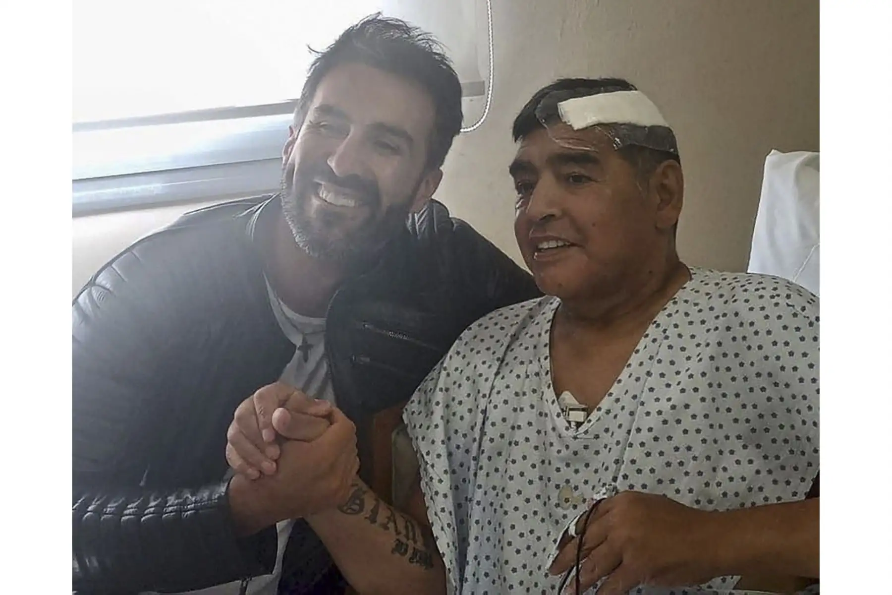 Diego Armando Maradona estrecha la mano de su médico Leopoldo Luque antes de dejar la clínica en Olivos, provincia de Buenos Aires, Argentina. Foto: AFP