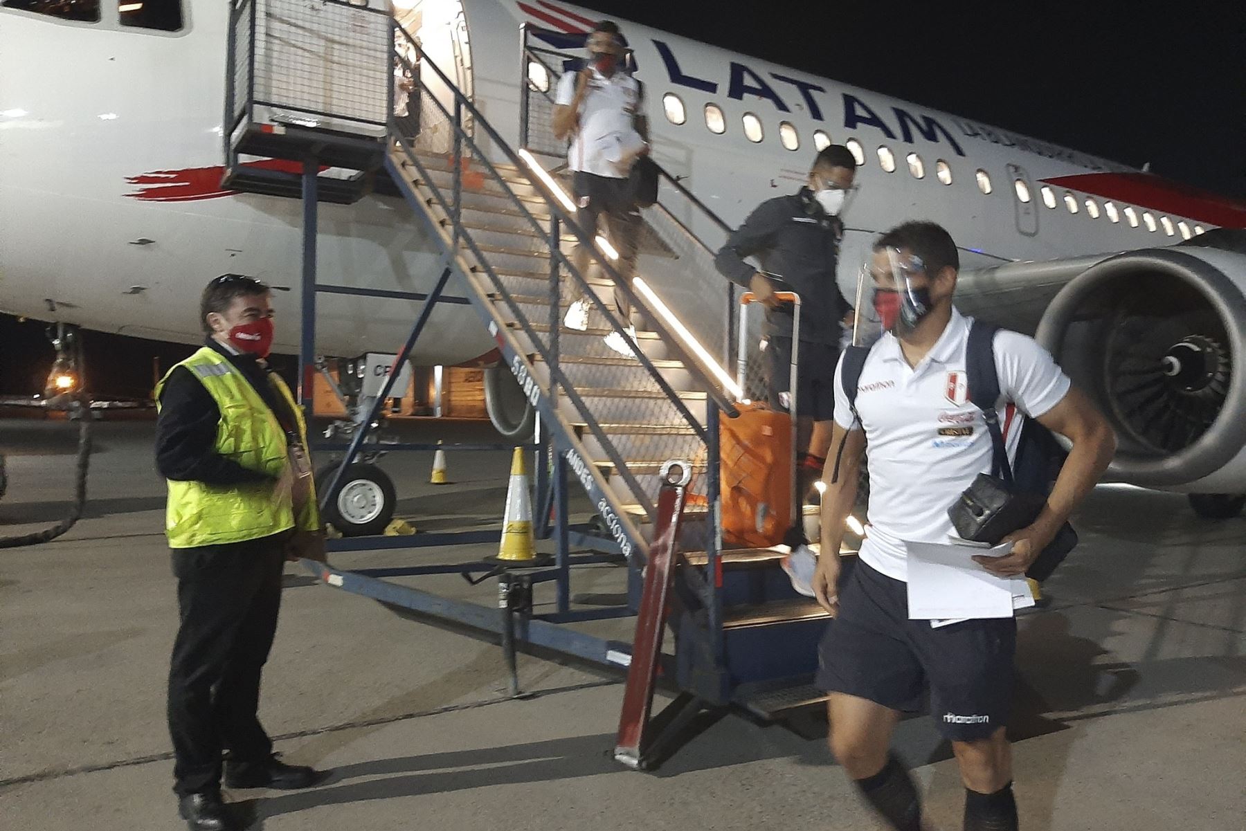 Embajador Jaime Pomareda recibió a la Selección Peruana de Fútbol a su llegada a Chile para el partido por las Eliminatorias Qatar 2022. Foto: @ElPeruEnChile