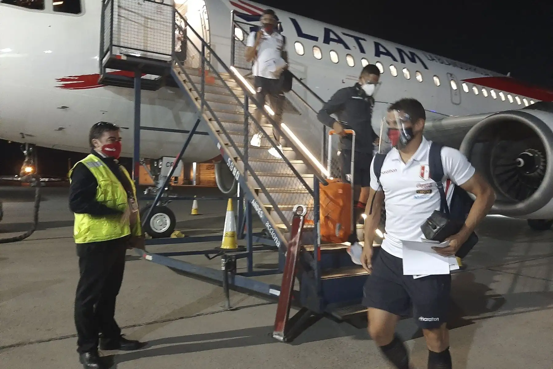 Embajador Jaime Pomareda recibió a la Selección Peruana de Fútbol a su llegada a Chile para el partido por las Eliminatorias Qatar 2022. Foto: @ElPeruEnChile Embajador Jaime Pomareda recibió a la Selección Peruana de Fútbol a su llegada a Chile para el partido por las Eliminatorias Qatar 2022. Foto: @ElPeruEnChile