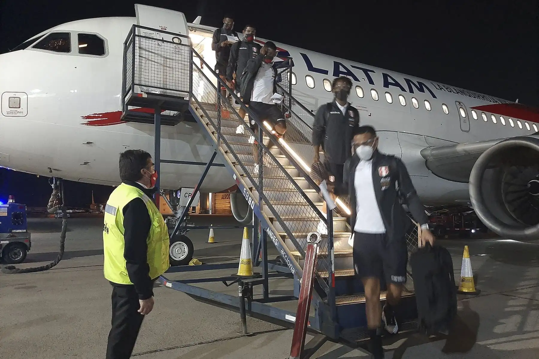 Embajador Jaime Pomareda recibió a la Selección Peruana de Fútbol a su llegada a Chile para el partido por las Eliminatorias Qatar 2022. Foto: @ElPeruEnChile Embajador Jaime Pomareda recibió a la Selección Peruana de Fútbol a su llegada a Chile para el partido por las Eliminatorias Qatar 2022. Foto: @ElPeruEnChile