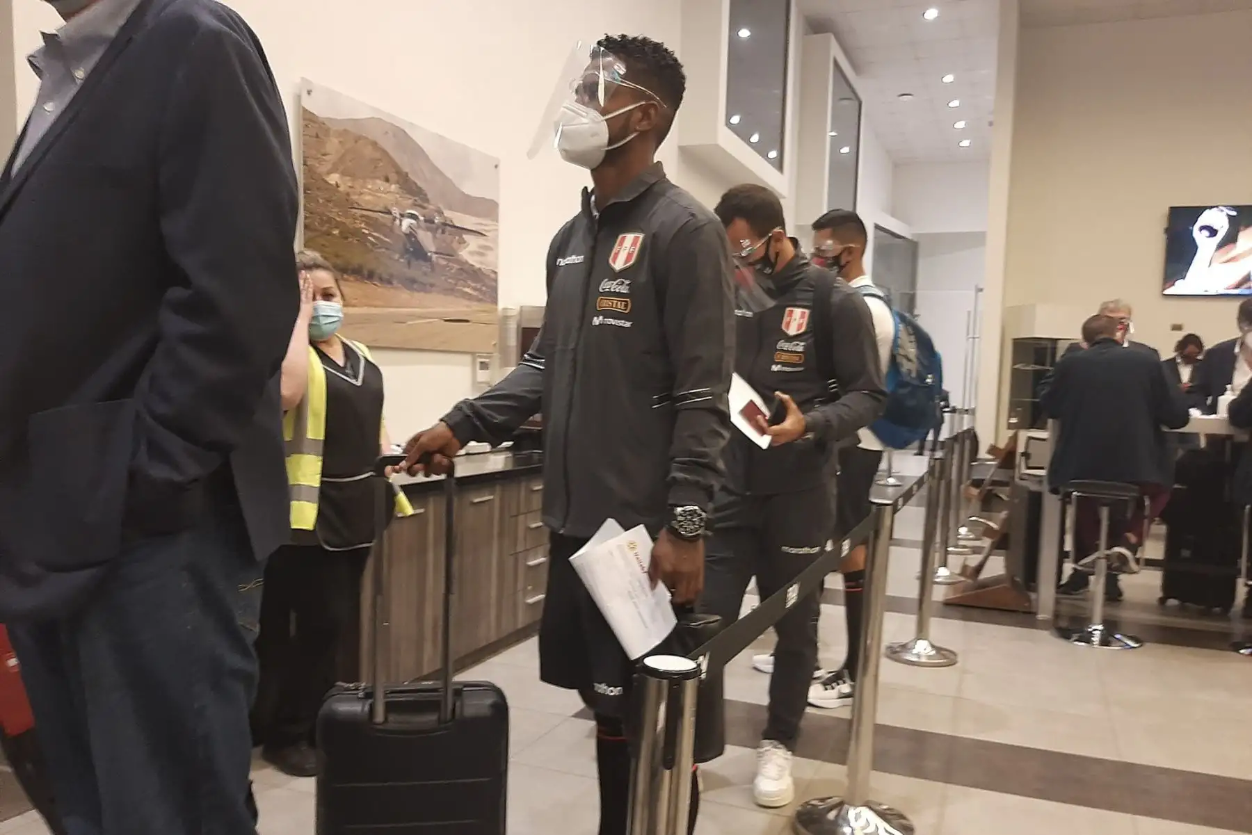 Embajador Jaime Pomareda recibió a la Selección Peruana de Fútbol a su llegada a Chile para el partido por las Eliminatorias Qatar 2022. Foto: @ElPeruEnChile Embajador Jaime Pomareda recibió a la Selección Peruana de Fútbol a su llegada a Chile para el partido por las Eliminatorias Qatar 2022. Foto: @ElPeruEnChile
