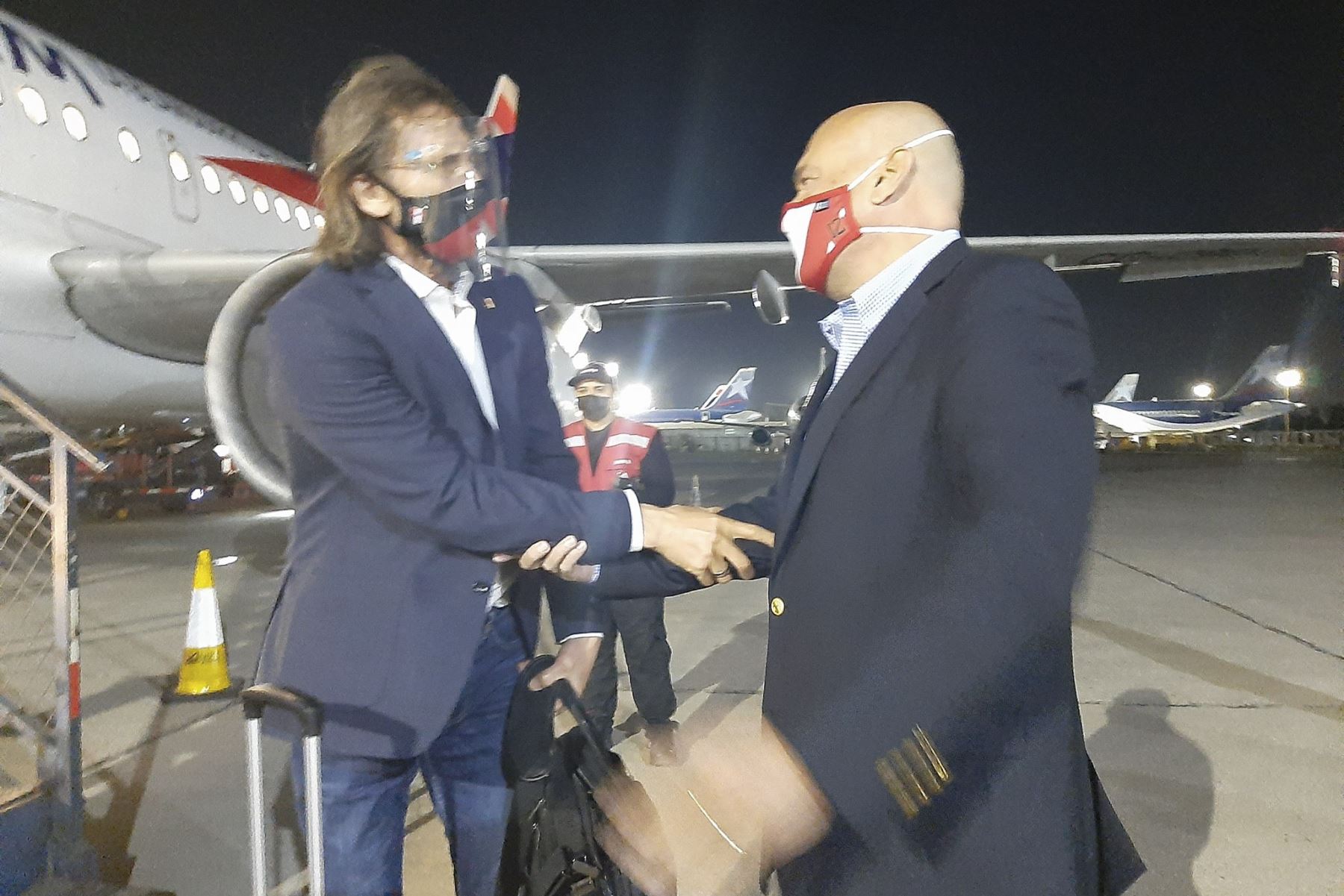 Embajador Jaime Pomareda recibió a la Selección Peruana de Fútbol a su llegada a Chile para el partido por las Eliminatorias Qatar 2022. Foto: @ElPeruEnChile