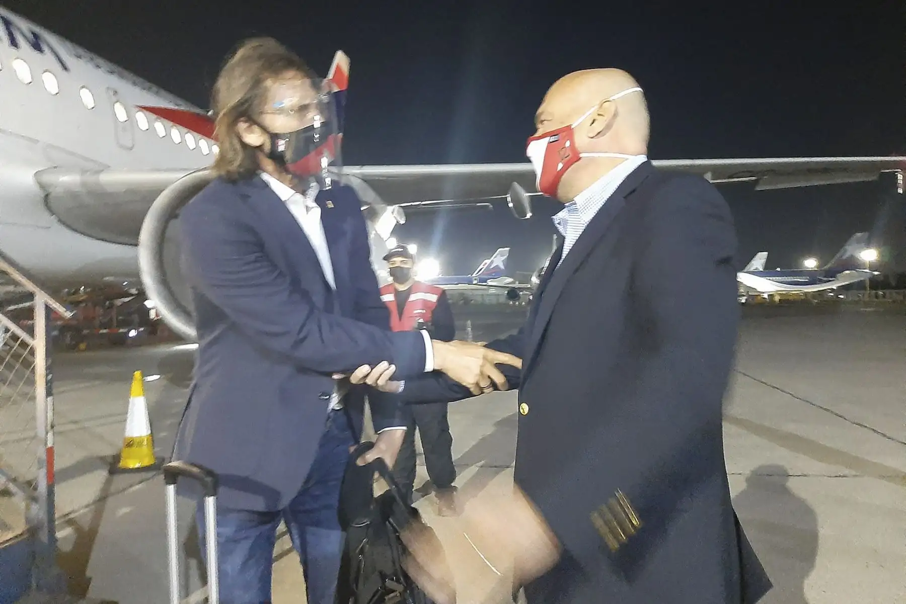 Embajador Jaime Pomareda recibió a la Selección Peruana de Fútbol a su llegada a Chile para el partido por las Eliminatorias Qatar 2022. Foto: @ElPeruEnChile Embajador Jaime Pomareda recibió a la Selección Peruana de Fútbol a su llegada a Chile para el partido por las Eliminatorias Qatar 2022. Foto: @ElPeruEnChile