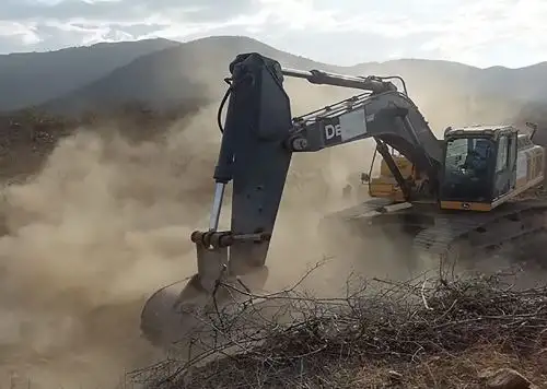 Con apoyo de maquinaria pesada ejecutan trabajos de limpieza y descolmatación en ríos y quebradas de Lambayeque.