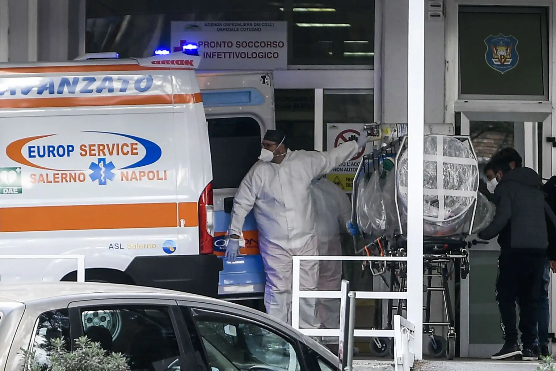 Los trabajadores médicos llegan en una ambulancia con un paciente de COVID-19 en una camilla de emergencia a la unidad de emergencia de enfermedades infecciosas en el hospital Cotugno en Nápoles.
Foto: AFP