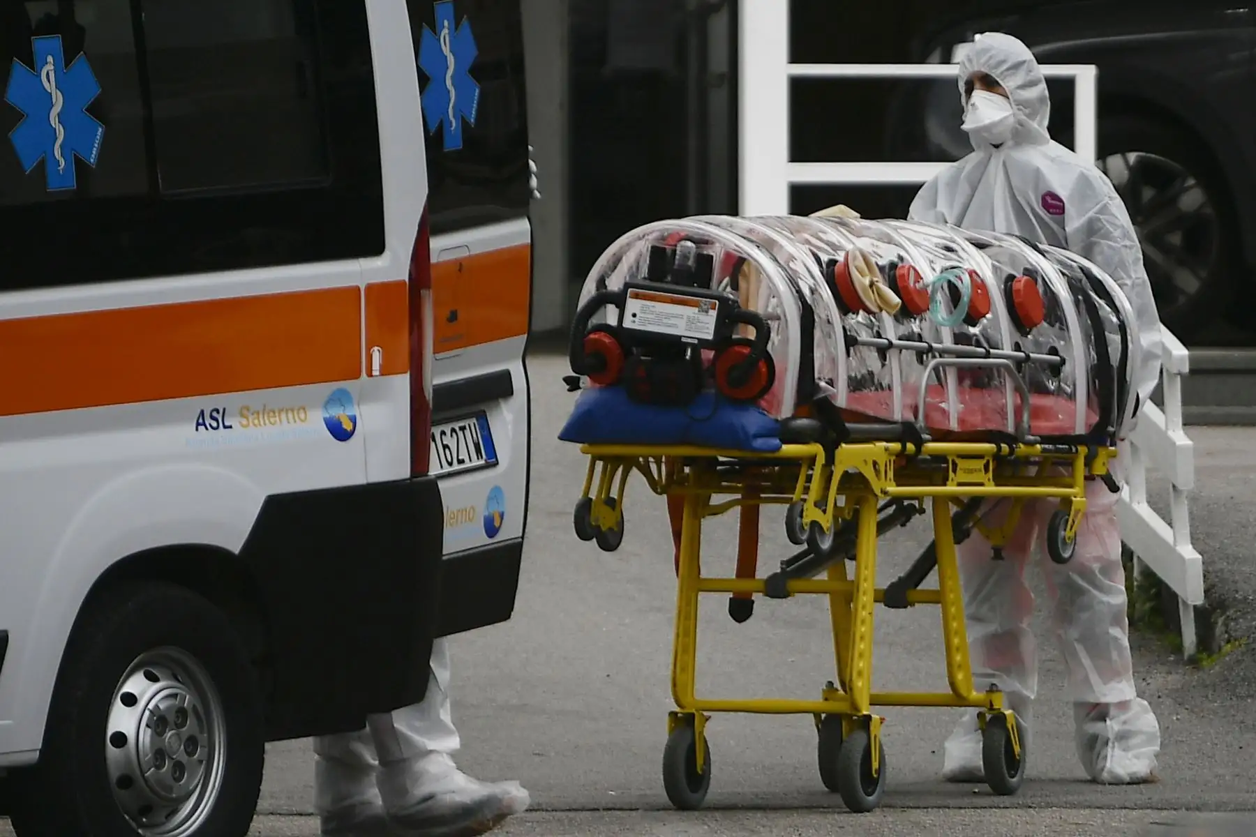 Los trabajadores médicos llegan en una ambulancia con un paciente con covid-19 en camilla a la unidad de emergencia de enfermedades infecciosas en el hospital Cotugno en Nápoles.
Foto: AFP