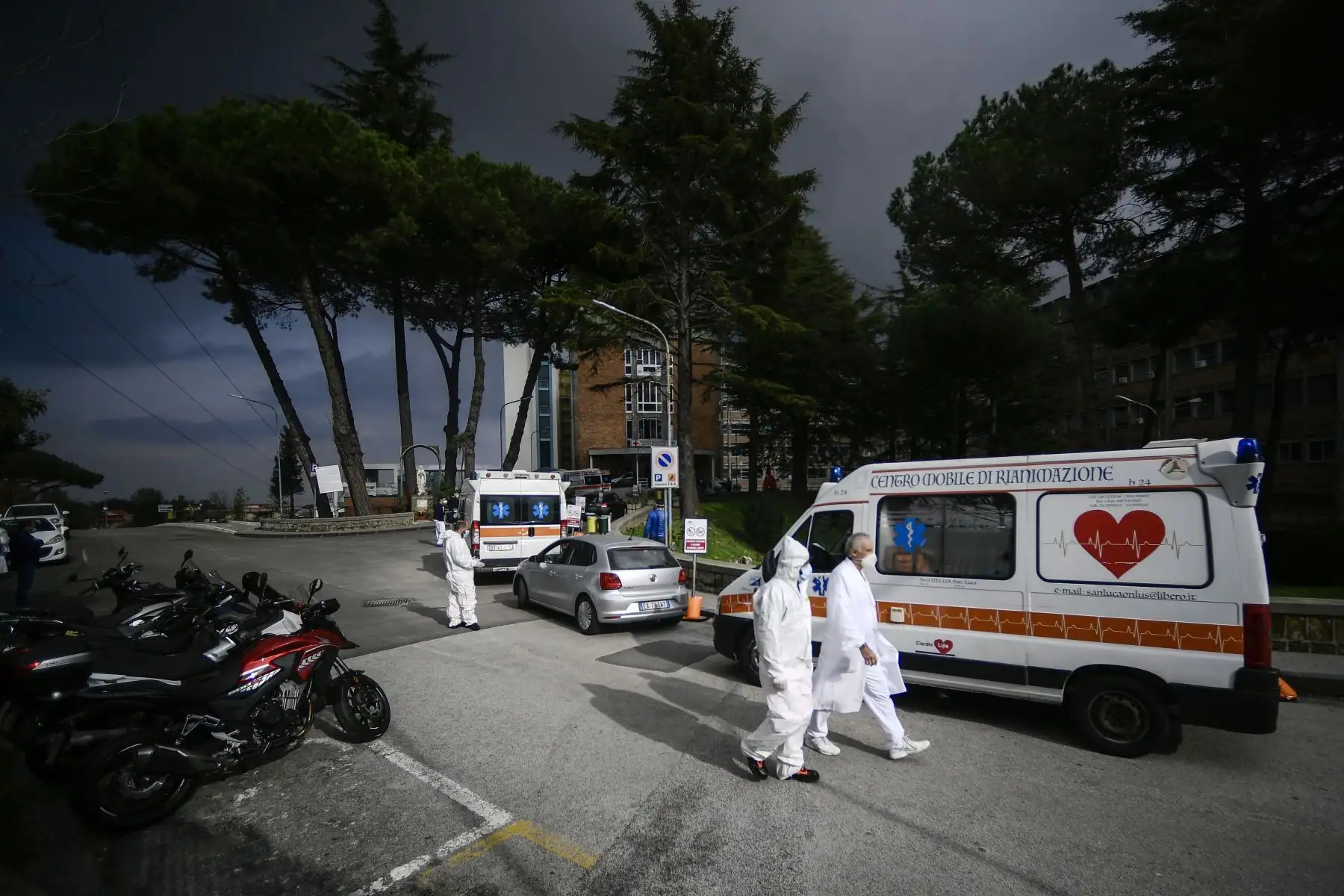 Ambulancias y automóviles privados que transportan a personas con sospecha de covid -19, hacen fila mientras esperan acceder a la entrada de la unidad de emergencia de enfermedades infecciosas en el hospital Cotugno en Nápoles.
Foto: AFP
