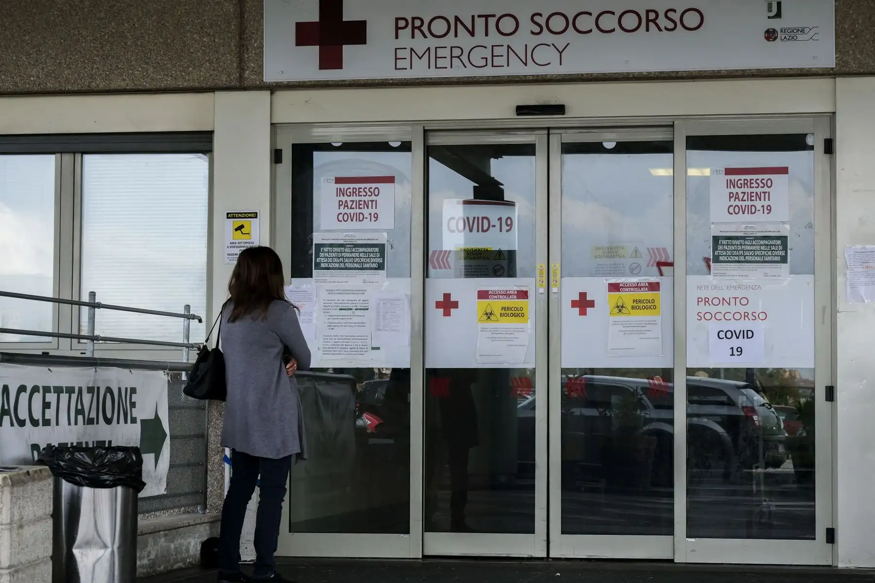 Una mujer se encuentra fuera del acceso de emergencia principal, que también admite personas con covid-19, en el hospital Policlinico di Tor Vergata en Roma.
Foto: AFP