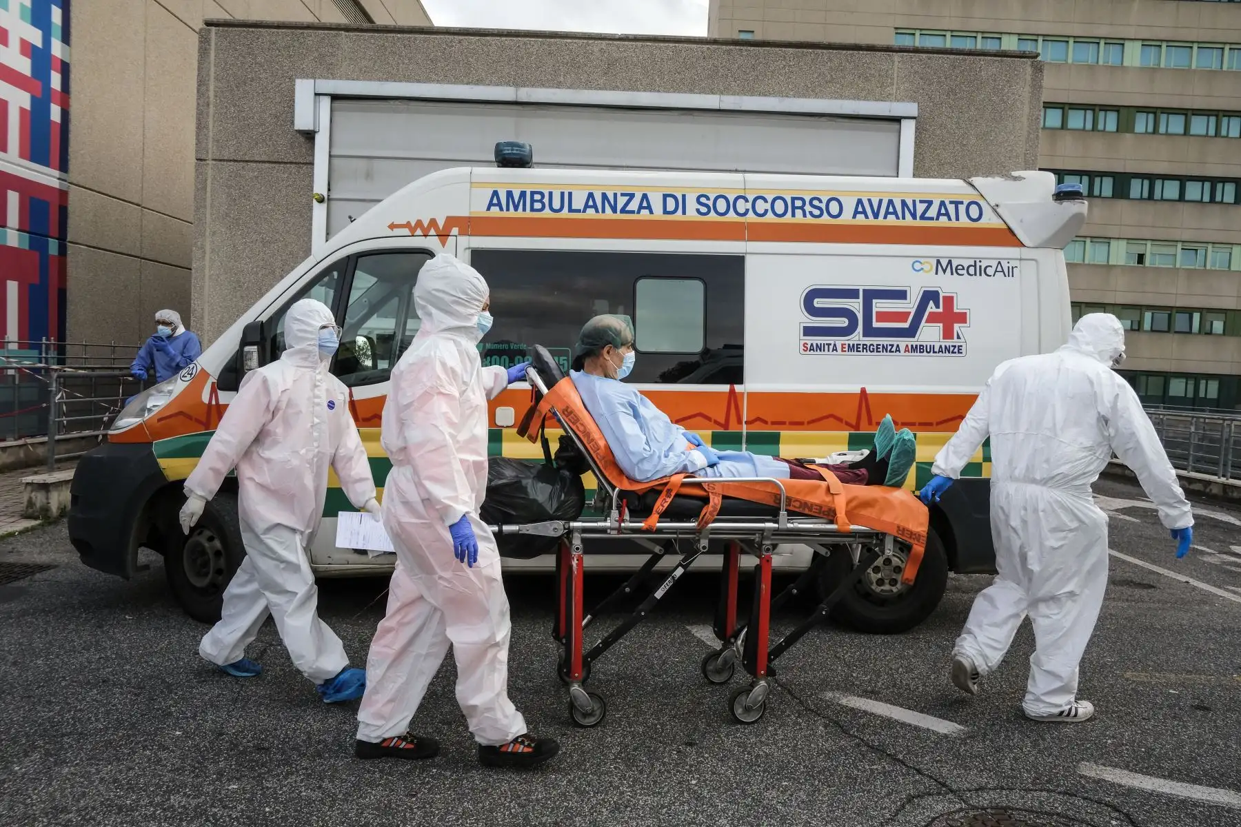 Trabajadores médicos con traje de protección llevan a un paciente en camilla a la unidad de emergencia covid -19 en el hospital Policlinico di Tor Vergata en Roma.
Foto: AFP