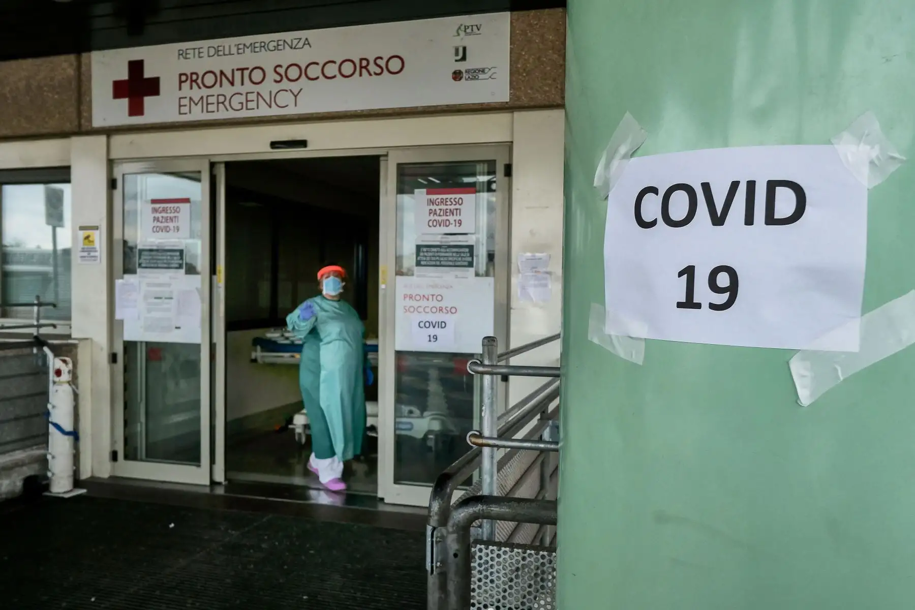 Un trabajador médico se encuentra en el acceso principal de emergencia, que también admite a personas con covid -19 en el hospital Policlinico di Tor Vergata en Roma.
Foto: AFP