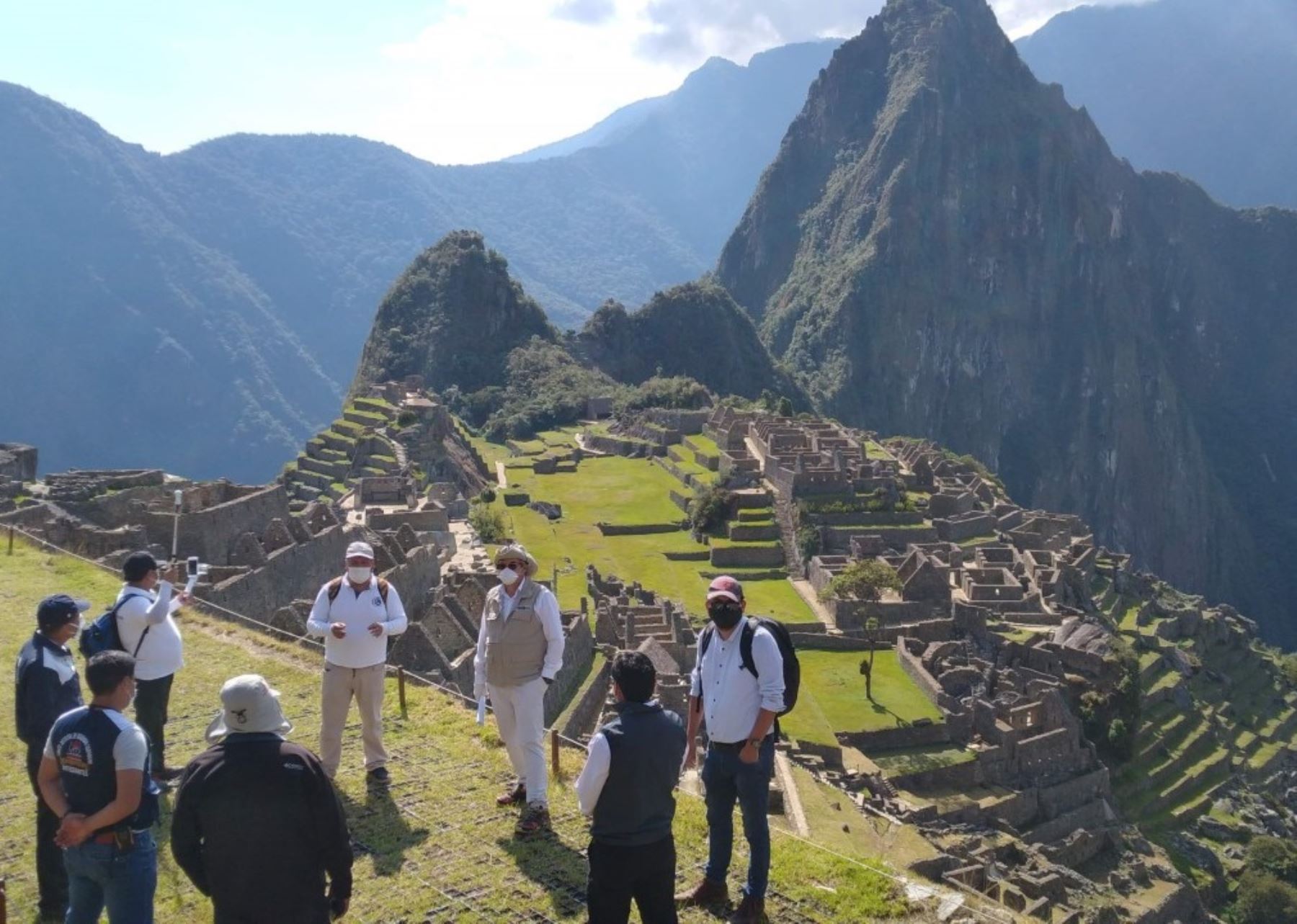 Más de 1,000 personas que conforman la primera línea de lucha contra covid-19 en Cusco visitaron Machu Picchu y otros atractivos como reconocimiento a su esforzada labor.