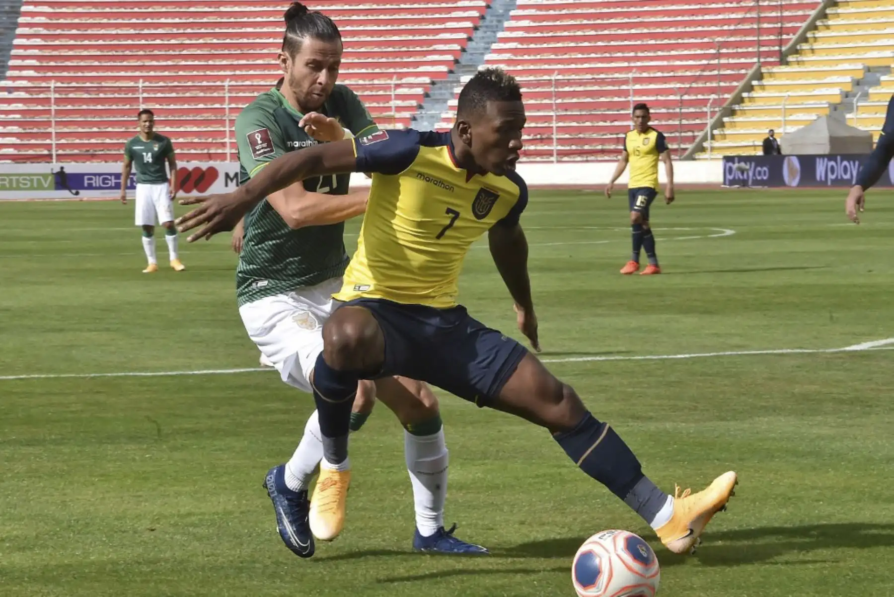 Pervis Estupinan de Ecuador y Oscar Ribera de Bolivia compiten por el balón durante su partido de fútbol clasificatorio sudamericano a puerta cerrada para la Copa Mundial de la FIFA 2022 en el Estadio Hernando Siles en La Paz. Foto: AFP