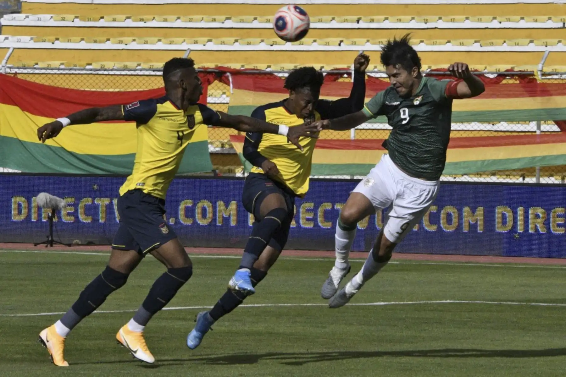 El ecuatoriano Robert Arboleda (izq.), Su compañero Angelo Preciado y el boliviano Marcelo Martins compiten por el balón durante su partido de fútbol a puerta cerrada clasificatorio sudamericano para la Copa Mundial de la FIFA 2022 en el Estadio Hernando Siles en La Paz. Foto: AFP