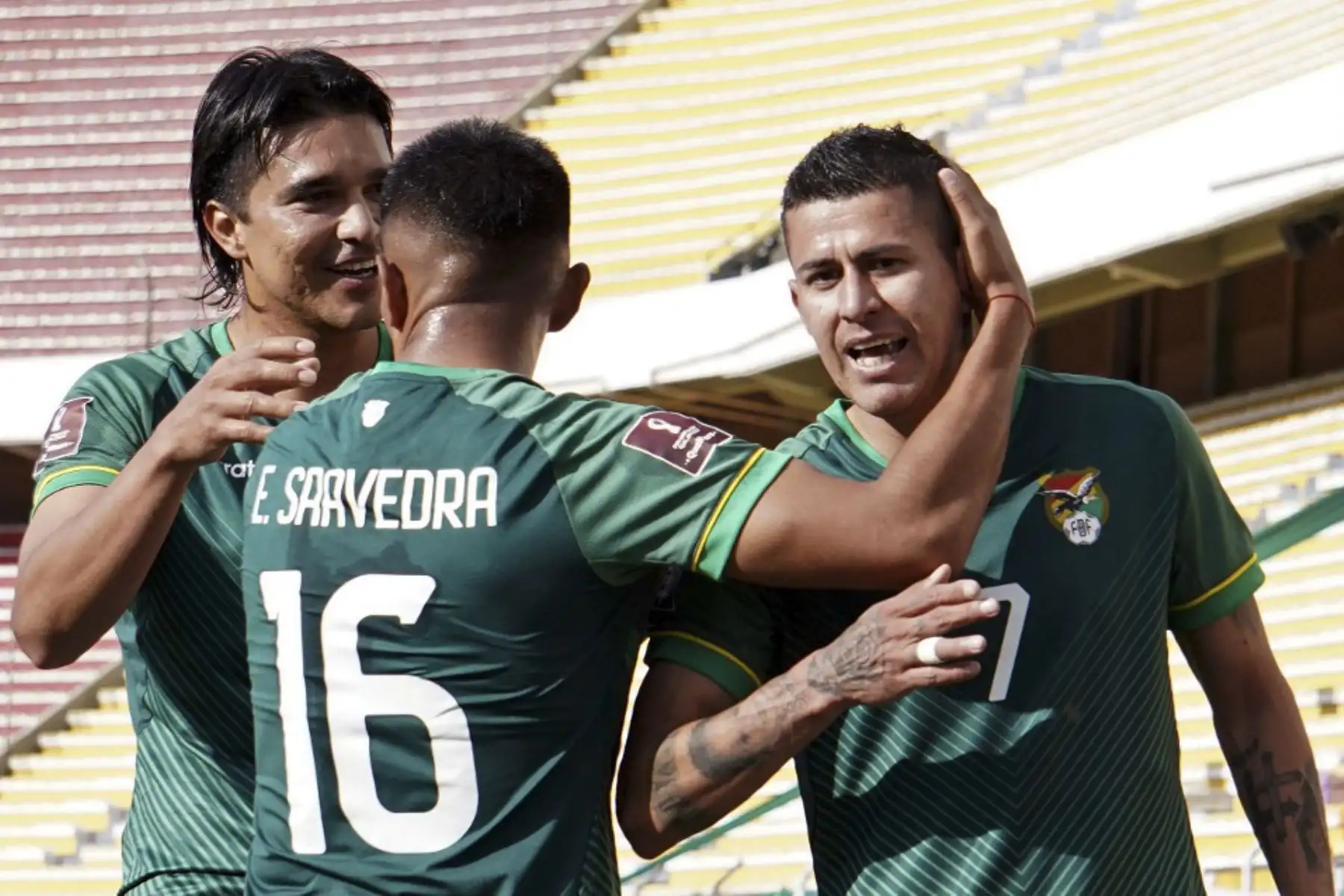 El boliviano Juan Carlos Arce (derecha) celebra con su compañero de equipo el boliviano Erwin Saavedra y el boliviano Marcelo Martins después de anotar un gol contra Ecuador durante su partido de fútbol a puertas cerradas clasificatorio sudamericano para la Copa Mundial de la FIFA 2022 en el Estadio Hernando Siles en La Paz. Foto: AFP