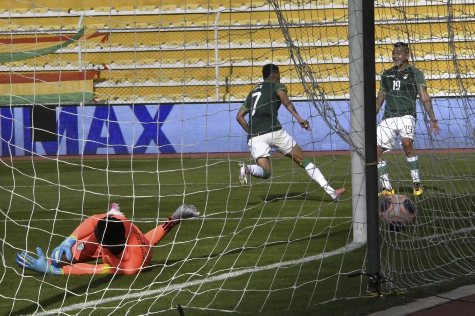 El boliviano Juan Carlos Arce celebra con su compañero de equipo Jorge Enrique Flores después de anotar un gol contra Ecuador durante su partido de fútbol a puertas cerradas clasificatorio sudamericano para la Copa Mundial de la FIFA 2022 en el Estadio Hernando Siles en La Paz. Foto: AFP