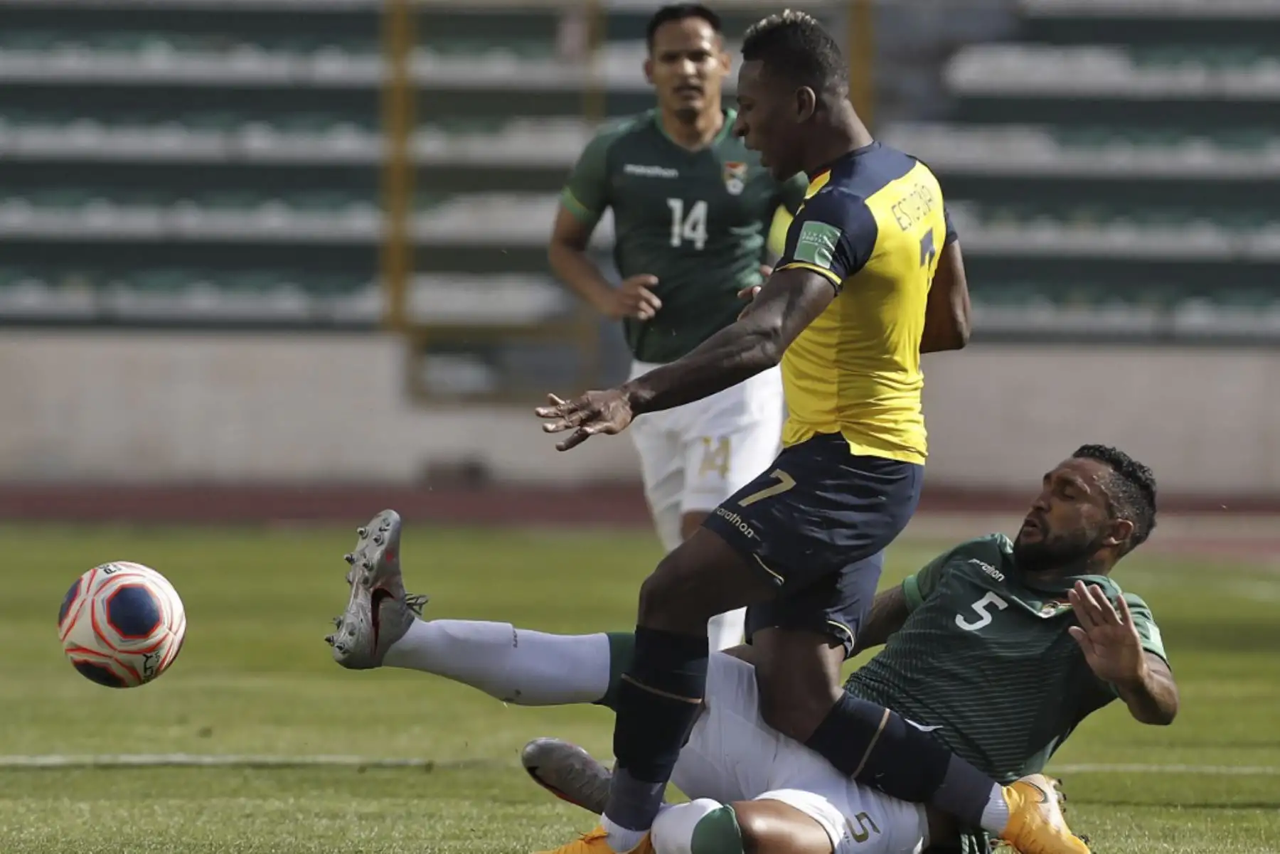 El ecuatoriano Pervis Estupinan y el boliviano Adrian Jusino compiten por el balón durante su partido de fútbol clasificatorio sudamericano para la Copa Mundial de la FIFA 2022 a puerta cerrada en el Estadio Hernando Siles en La Paz. Foto: AFP