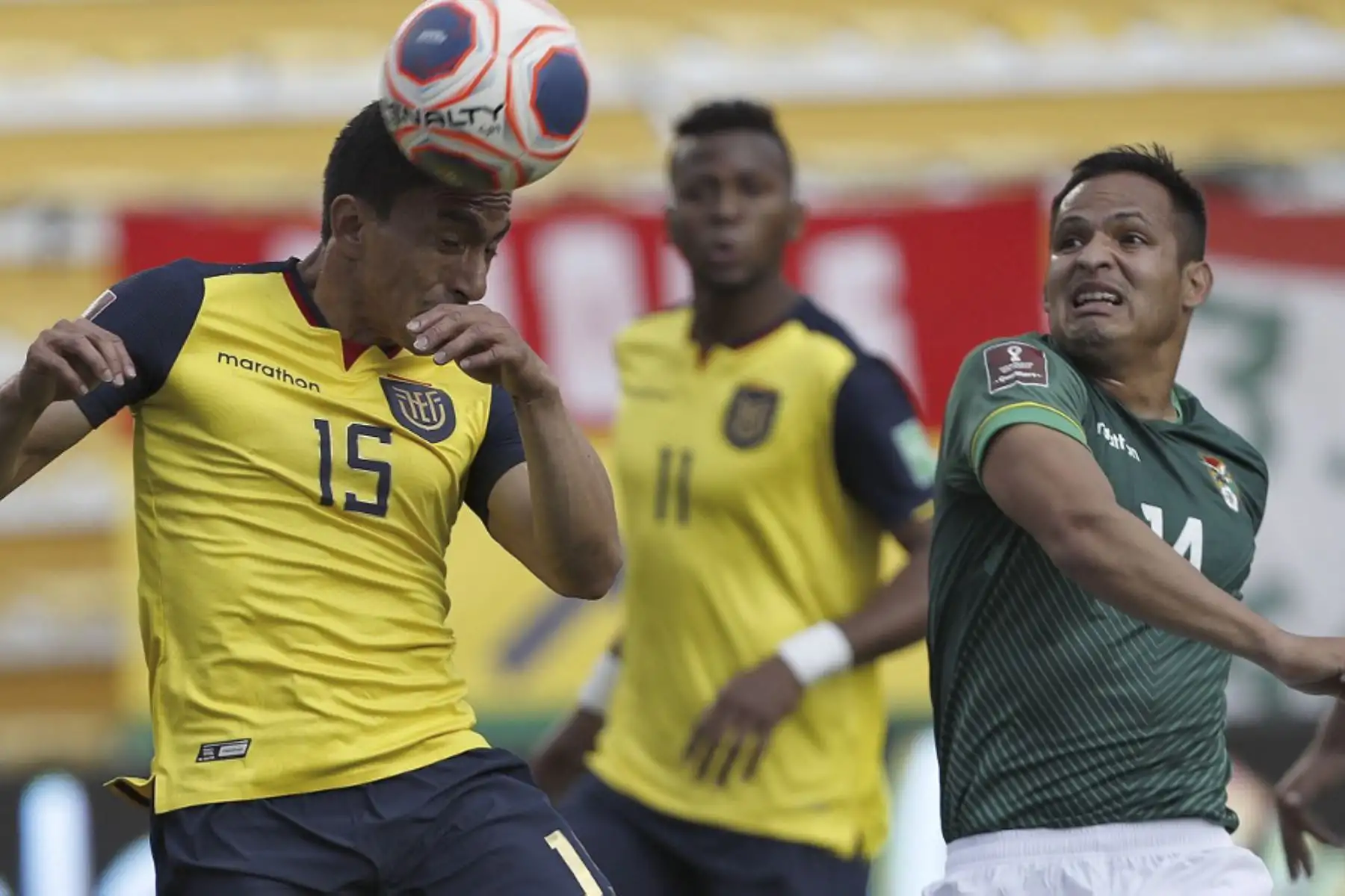 El ecuatoriano Alex Ibarra (izq.) cabecea el balón junto al boliviano Leonel Justiniano durante su partido de fútbol a puerta cerrada clasificatorio sudamericano para la Copa Mundial de la FIFA 2022 en el Estadio Hernando Siles en La Paz. Foto: AFP