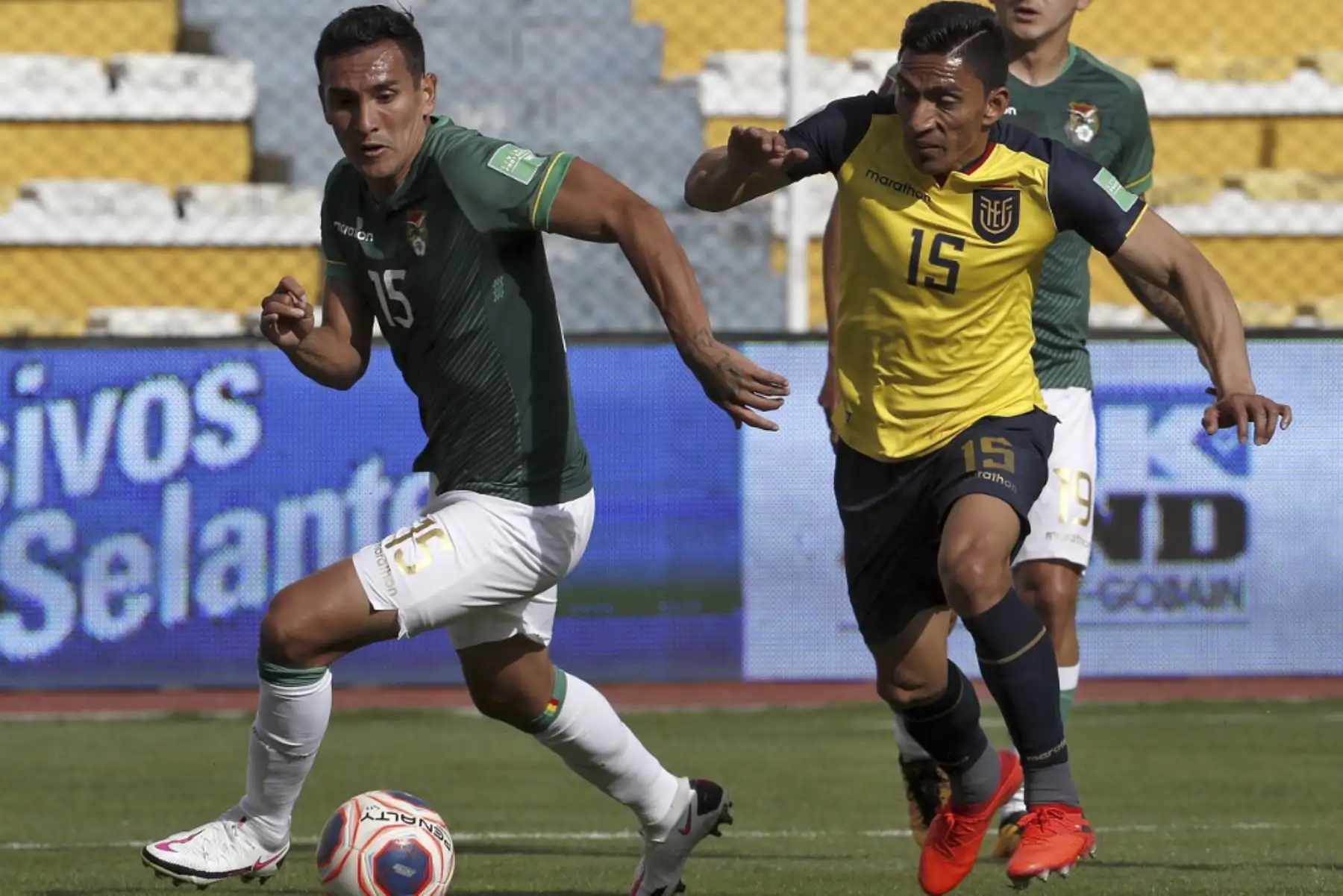 El boliviano Juan Gabriel Valverde (izq.) Y el ecuatoriano Angel Mena compiten por el balón durante su partido de fútbol a puerta cerrada clasificatorio sudamericano para la Copa Mundial de la FIFA 2022 en el Estadio Hernando Siles en La Paz. Foto: AFP