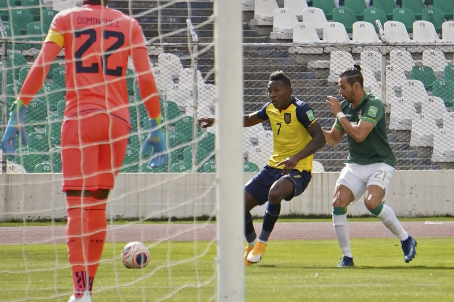 Pervis Estupinan de Ecuador y Oscar Ribera de Bolivia compiten por el balón durante su partido de fútbol clasificatorio sudamericano a puerta cerrada para la Copa Mundial de la FIFA 2022 en el Estadio Hernando Siles en La Paz. Foto: AFP