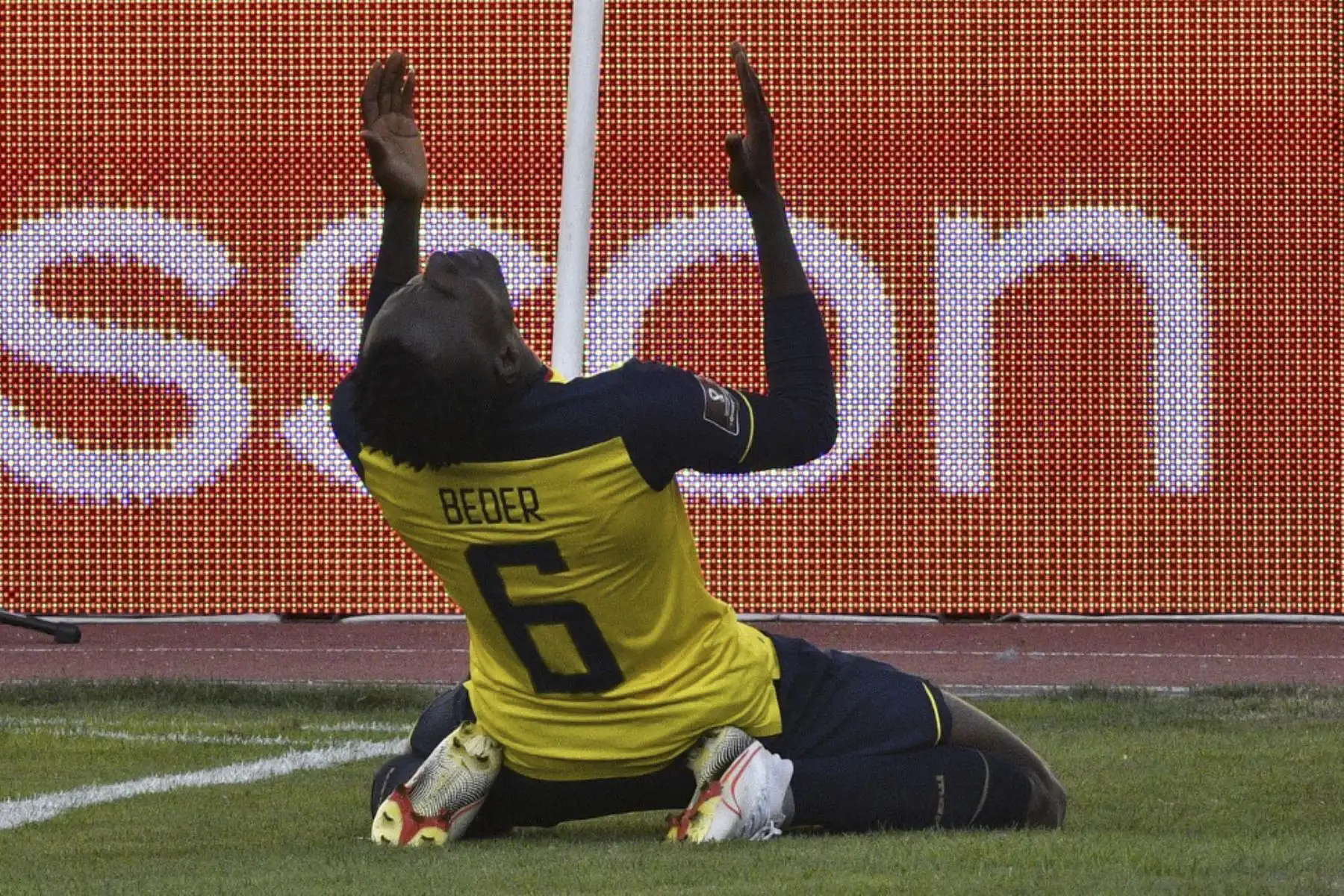 El ecuatoriano Beder Caicedo celebra tras anotar contra Bolivia durante su partido de fútbol a puertas cerradas clasificatorio sudamericano para la Copa Mundial de la FIFA 2022 en el Estadio Hernando Siles en La Paz. Foto: AFP