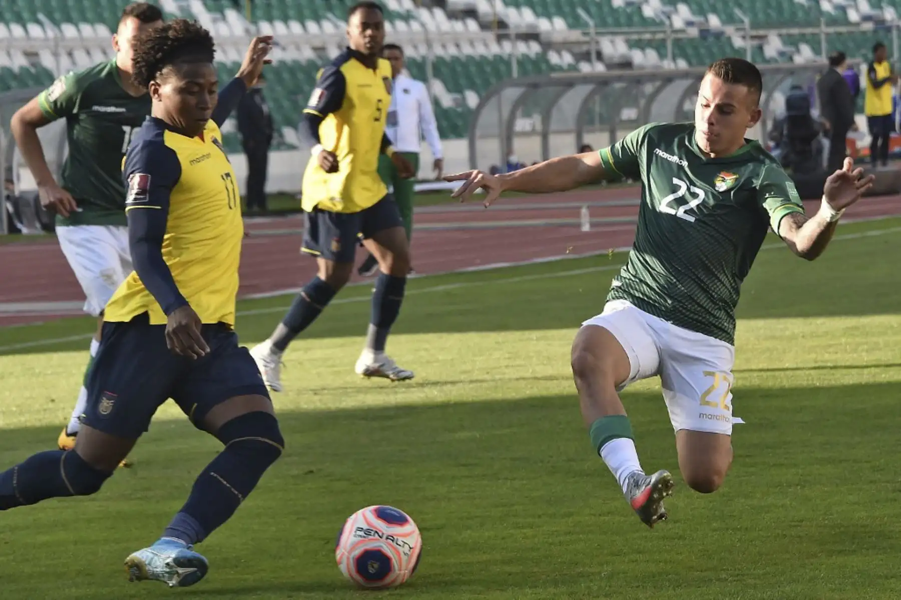 Angelo Preciado (izq.) De Ecuador y Guimmer Justiniano de Bolivia compiten por el balón durante su partido de fútbol a puerta cerrada clasificatorio sudamericano para la Copa Mundial de la FIFA 2022 en el Estadio Hernando Siles en La Paz. Foto: AFP