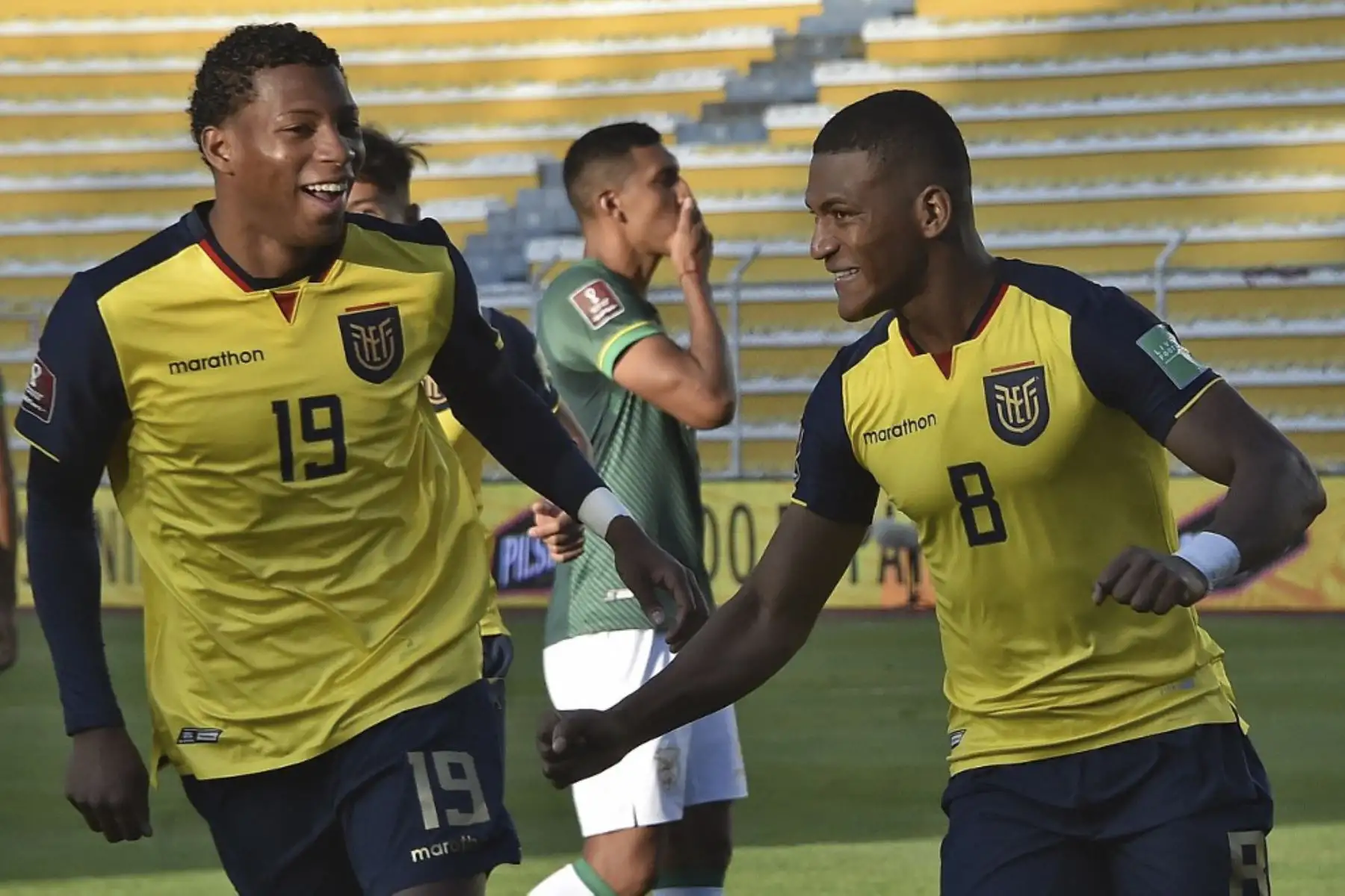 El ecuatoriano Carlos Gruezo (R) celebra con su compañero Gonzalo Plata después de anotar contra Bolivia durante su partido de fútbol a puertas cerradas clasificatorio sudamericano para la Copa Mundial de la FIFA 2022 en el Estadio Hernando Siles en La Paz. Foto: AFP