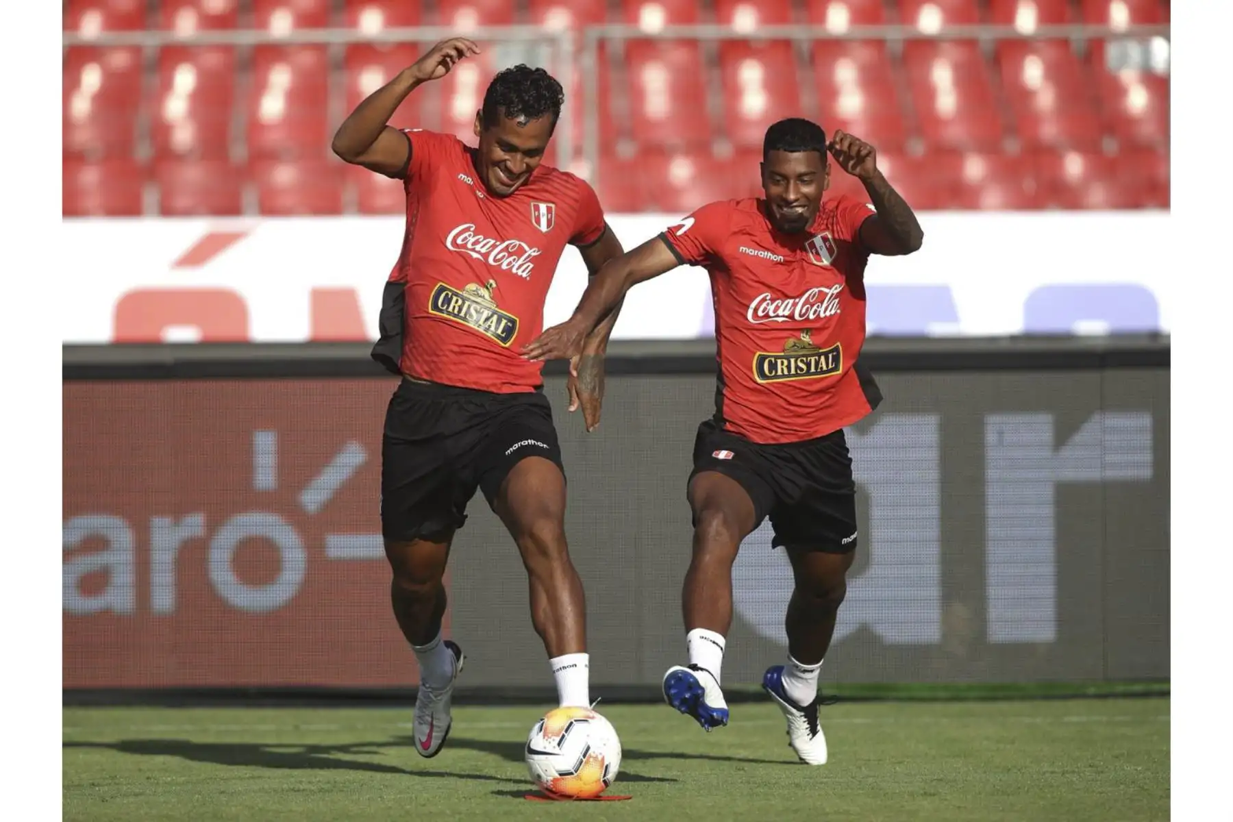 Renato tapia y Miguel Araujo. La Selección Peruana realizó su último entrenamiento y quedó lista para enfrentar a Chile este viernes en el Estadio Nacional de Santiago. Foto: @SelecciónPerú