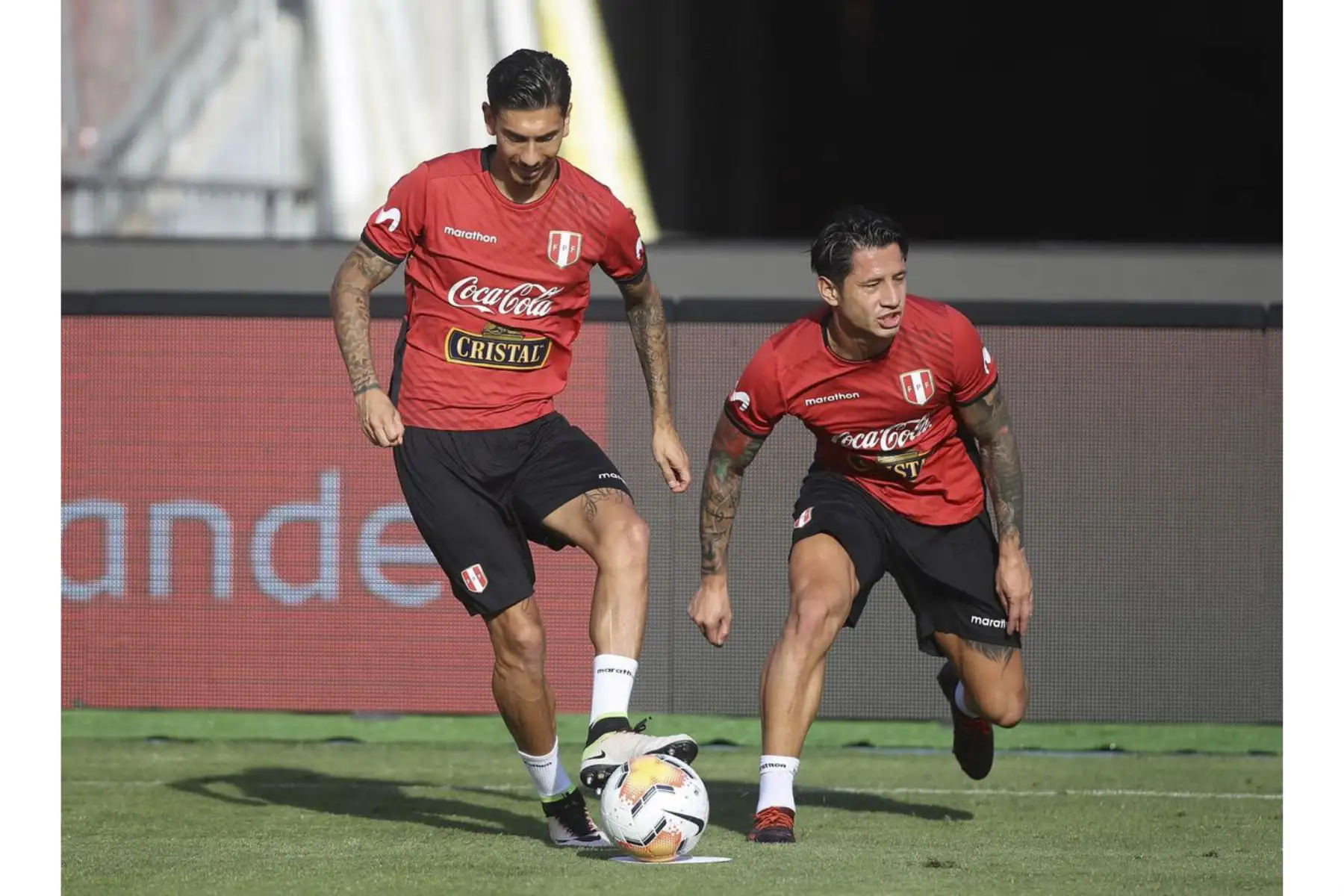 Jean Pierre Rhyner y Gianluca Lapadula. La Selección Peruana realizó su último entrenamiento y quedó lista para enfrentar a Chile este viernes en el Estadio Nacional de Santiago. Foto: @SelecciónPerú