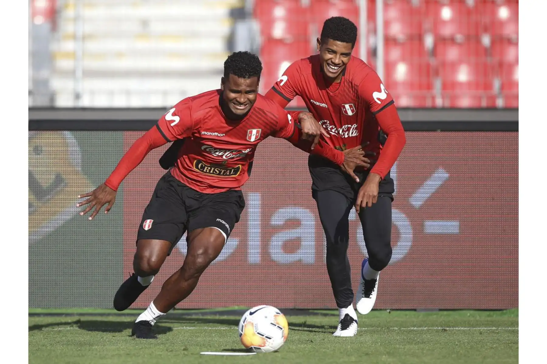 Aldair Rodríguez y Wilder Cartagena. La Selección Peruana realizó su último entrenamiento y quedó lista para enfrentar a Chile este viernes en el Estadio Nacional de Santiago. Foto: @SelecciónPerú