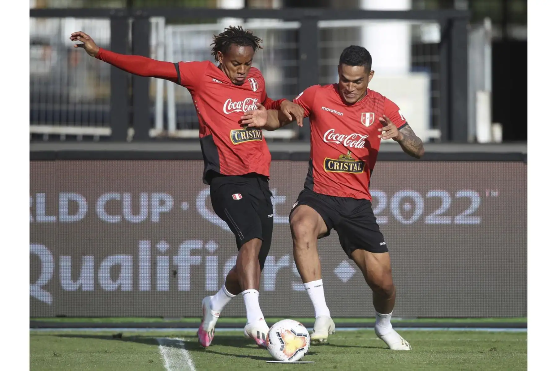 André Carrillo y Anderson Santa María. La Selección Peruana realizó su último entrenamiento y quedó lista para enfrentar a Chile este viernes en el Estadio Nacional de Santiago. Foto: @SelecciónPerú
