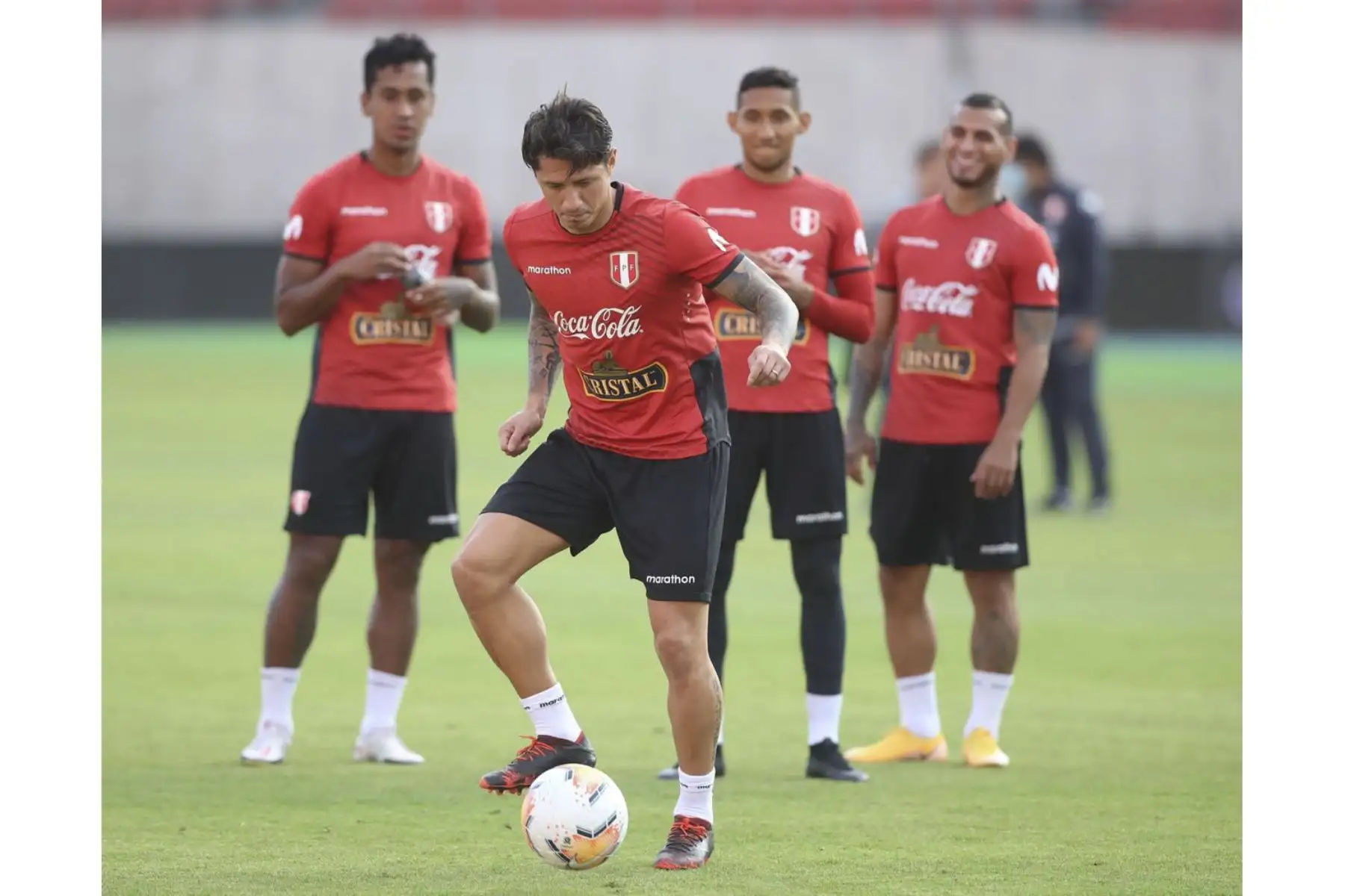 Gianluca Lapadula se estrena en la bicolor. La Selección Peruana realizó su último entrenamiento y quedó lista para enfrentar a Chile este viernes en el Estadio Nacional de Santiago. Foto: @SelecciónPerú