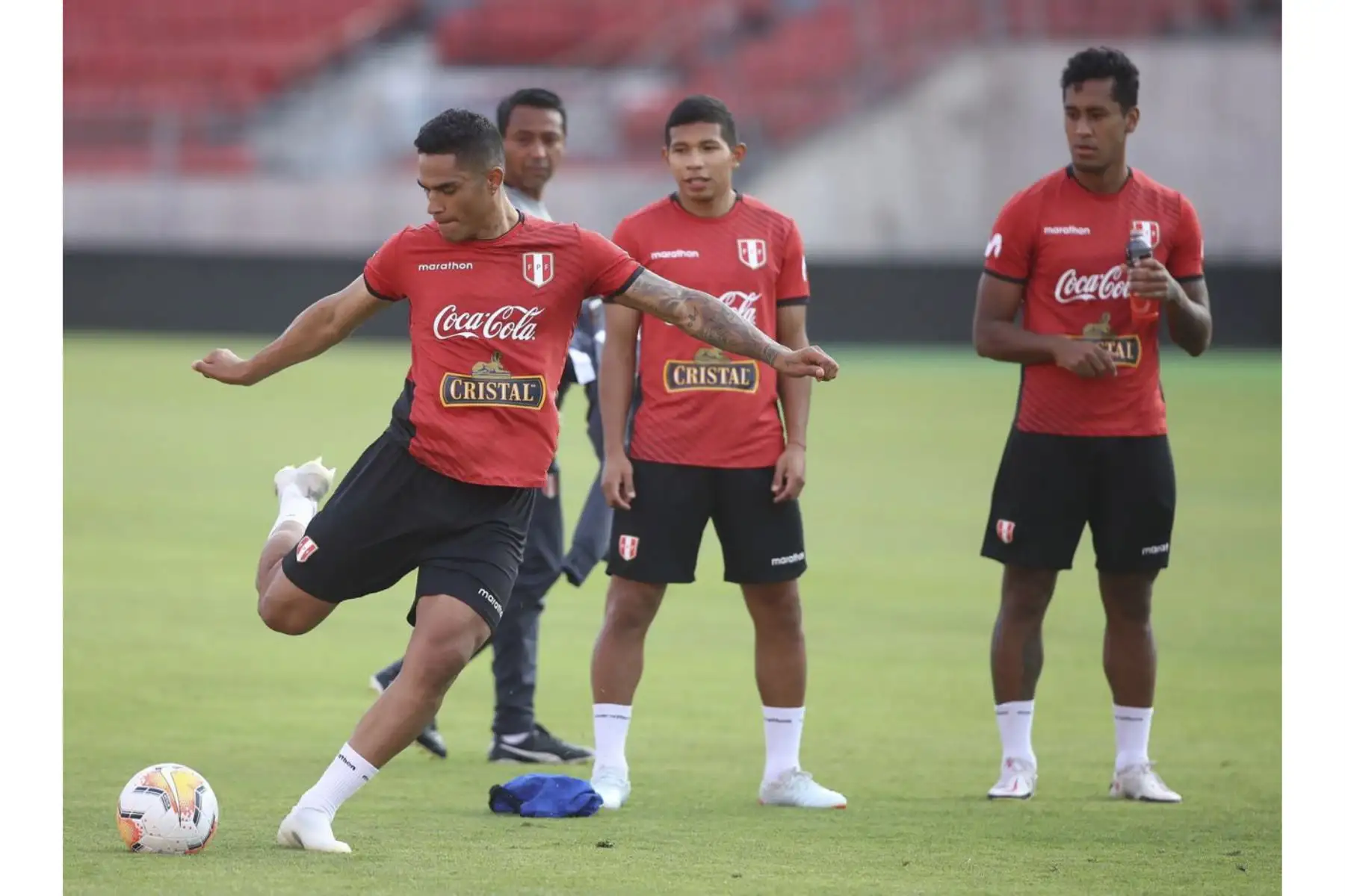 Anderson Santa María. La Selección Peruana realizó su último entrenamiento y quedó lista para enfrentar a Chile este viernes en el Estadio Nacional de Santiago. Foto: @SelecciónPerú