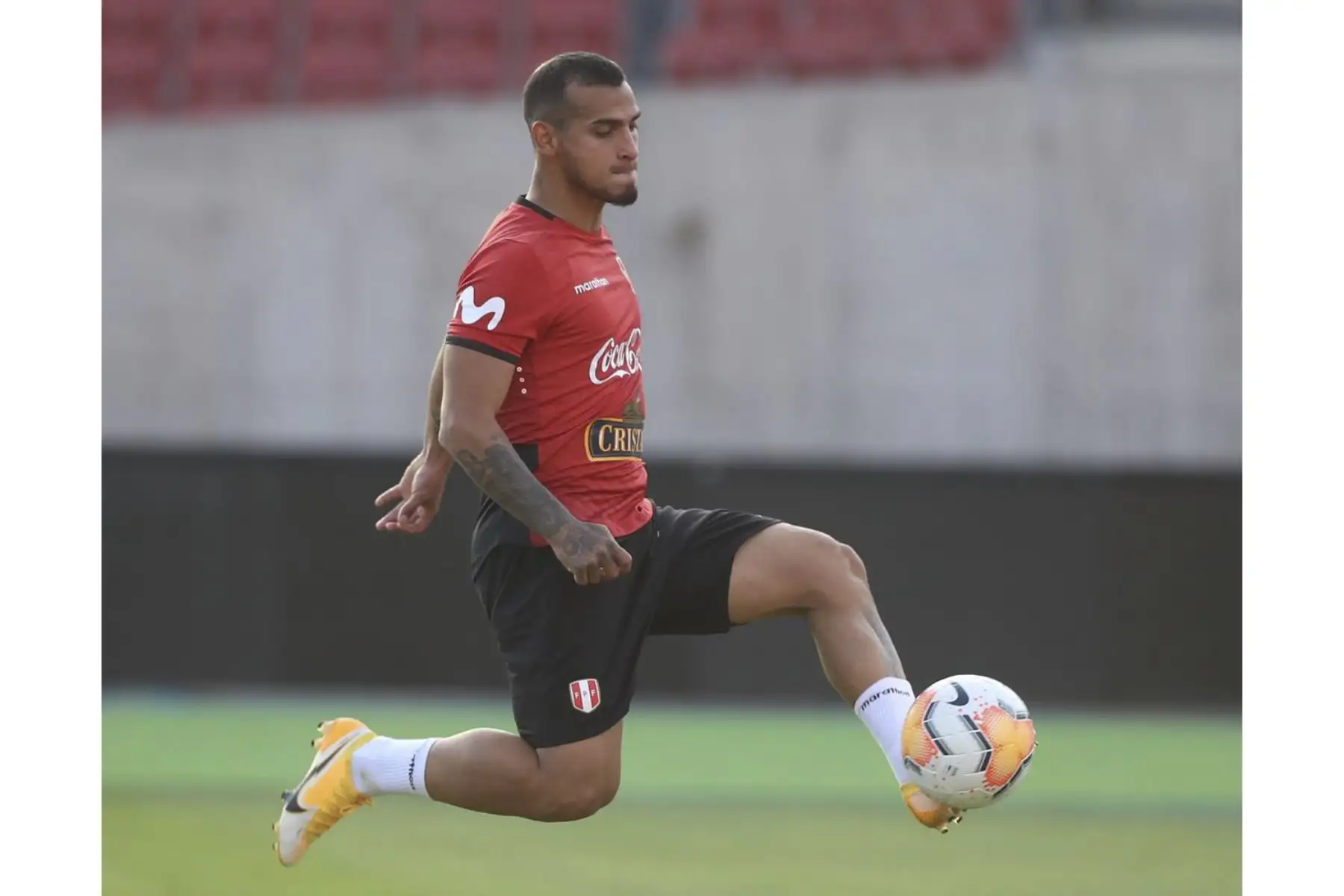 Miguel Trauco. La Selección Peruana realizó su último entrenamiento y quedó lista para enfrentar a Chile este viernes en el Estadio Nacional de Santiago. Foto: @SelecciónPerú