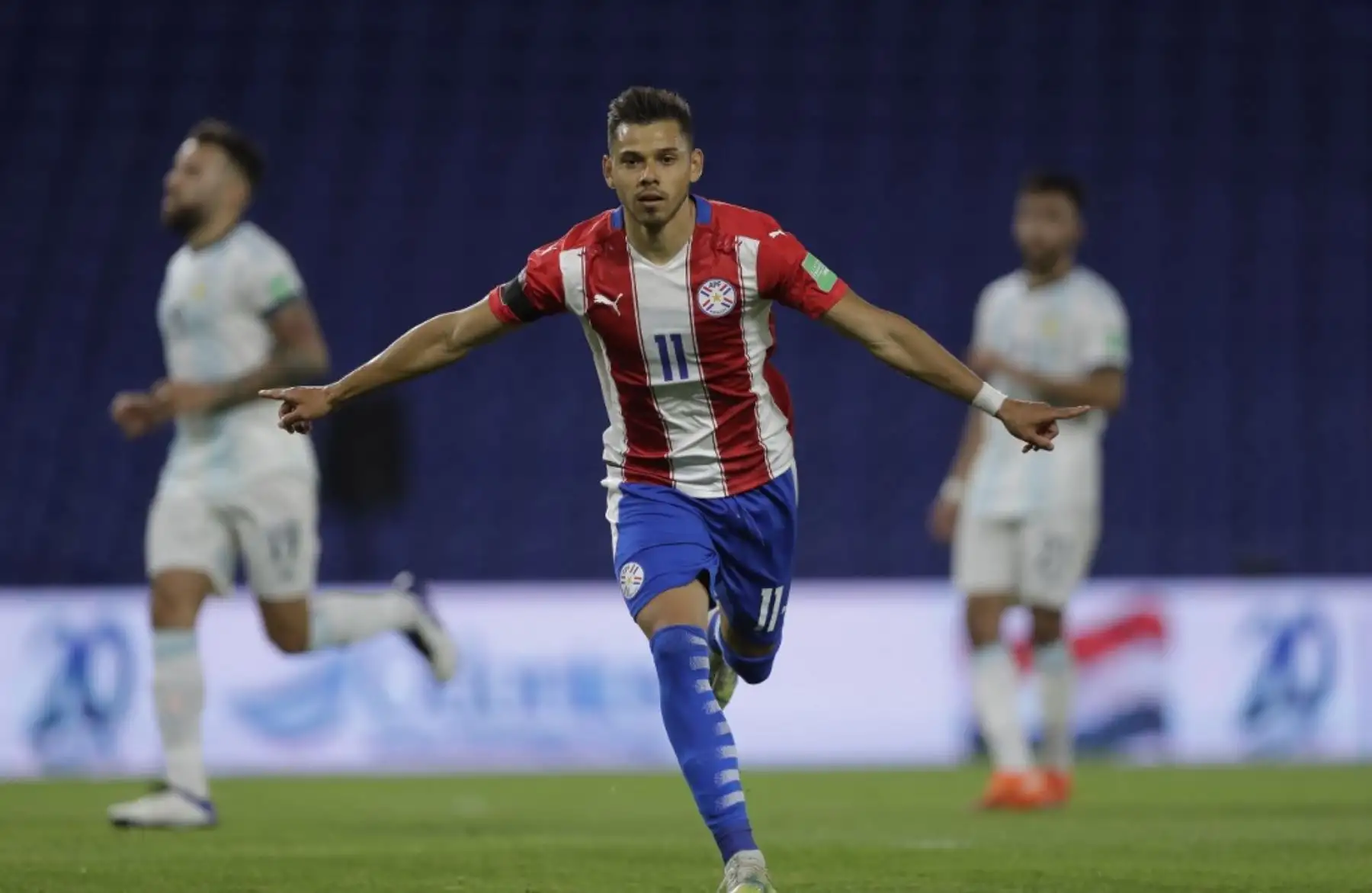 Ángel Romero de Paraguay celebra tras anotar contra Argentina durante su partido de fútbol a puertas cerradas clasificatorio sudamericano para la Copa Mundial de la FIFA 2022 en el Estadio La Bombonera de Buenos Aires. Foto: AFP
