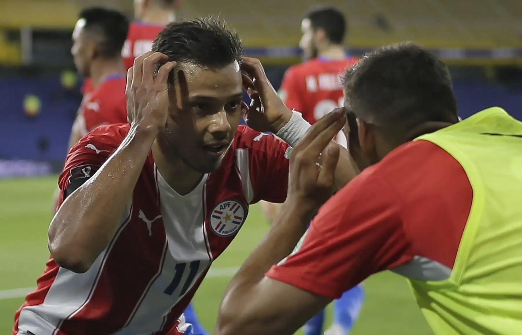 Ángel Romero (izq.) de Paraguay celebra tras anotar contra Argentina durante el partido de fútbol a puertas cerradas clasificatorio sudamericano para la Copa Mundial de la FIFA 2022 en el Estadio La Bombonera de Buenos Aires. Foto: AFP