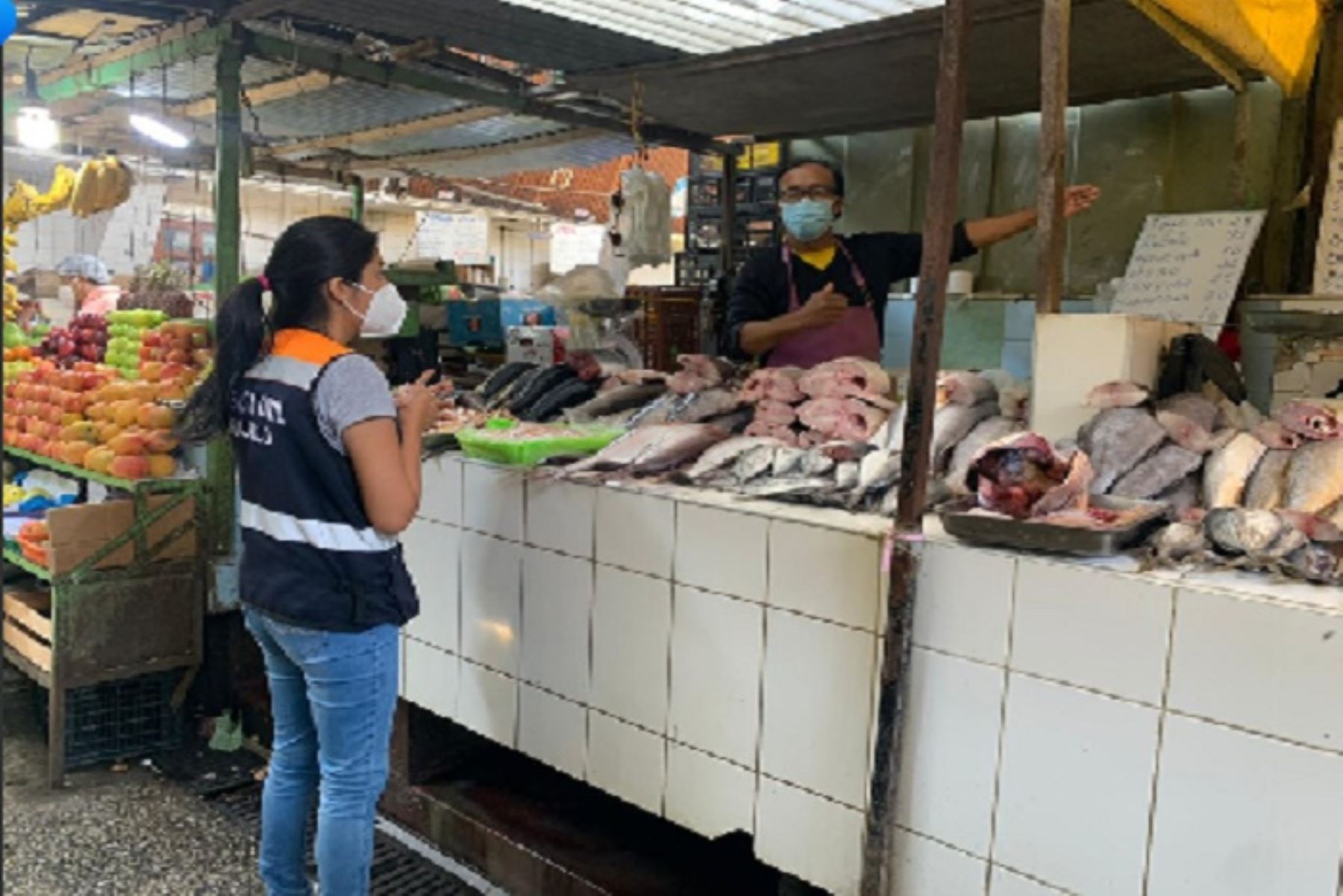 Se han implementado 20 medidas sanitarias contra el covid-19, como la señalización de distanciamiento en la entrada al mercado, uso obligatorio de mascarilla, mandil, guantes, gorro o redecilla por parte de los comerciantes y compradores (solo mascarilla).