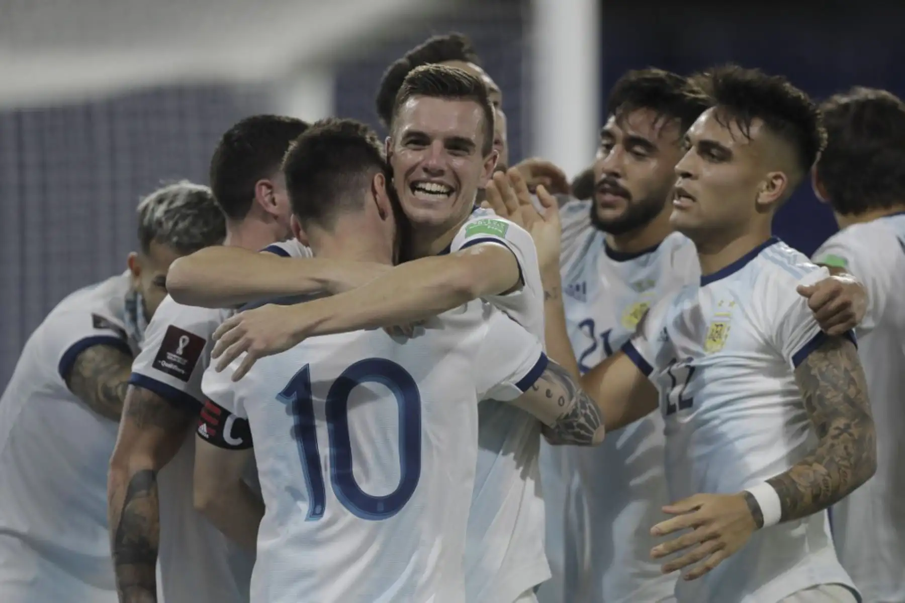El argentino Lionel Messi (C) celebra un gol que luego fue anulado luego de una decisión del VAR durante el partido de fútbol a puertas cerradas clasificatorio sudamericano para la Copa Mundial de la FIFA 2022 contra Paraguay en el Estadio La Bombonera en Buenos Aires. Foto: AFP