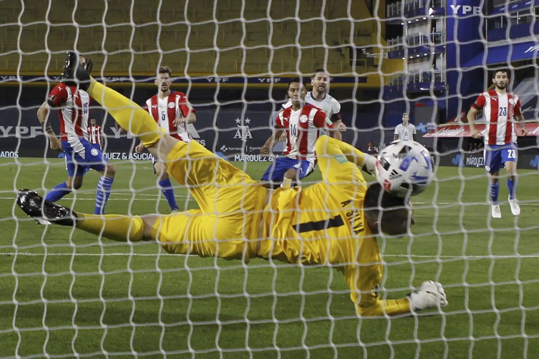 El argentino Lionel Messi anota un gol que luego fue anulado luego de una decisión del VAR durante el partido de fútbol a puertas cerradas clasificatorio sudamericano para la Copa Mundial de la FIFA 2022 contra Paraguay en el Estadio La Bombonera en Buenos Aires. Foto: AFP