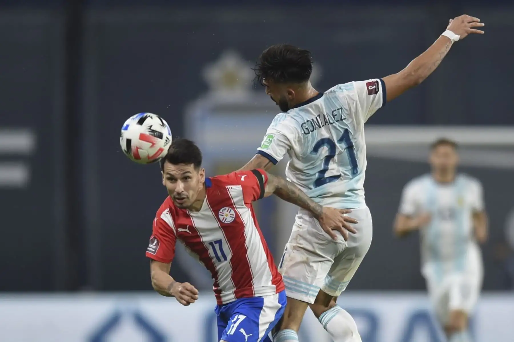 Hernán Pérez de Paraguay y Nicolás González de Argentina compiten por el balón durante su partido de fútbol a puertas cerradas clasificatorio sudamericano para la Copa Mundial de la FIFA 2022 en el Estadio La Bombonera en Buenos Aires. Foto: AFP