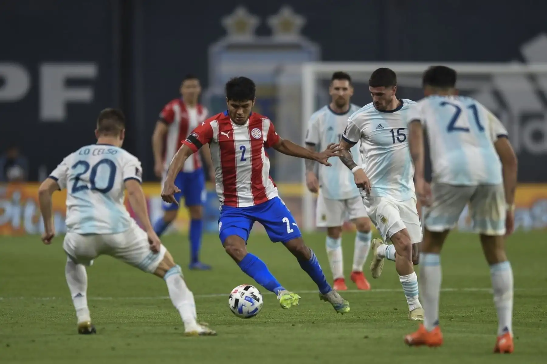Robert Rojas (C) de Paraguay y Rodrigo De Paul (R) de Argentina compiten por el balón durante su partido de fútbol clasificatorio sudamericano a puerta cerrada para la Copa Mundial de la FIFA 2022 en el Estadio La Bombonera en Buenos Aires. Foto: AFP