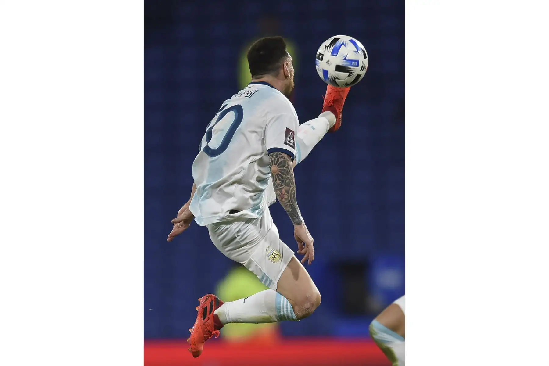 El argentino Lionel Messi controla el balón durante el partido de fútbol a puerta cerrada clasificatorio sudamericano para la Copa Mundial de la FIFA 2022 contra Paraguay en el Estadio La Bombonera de Buenos Aires. Foto: AFP