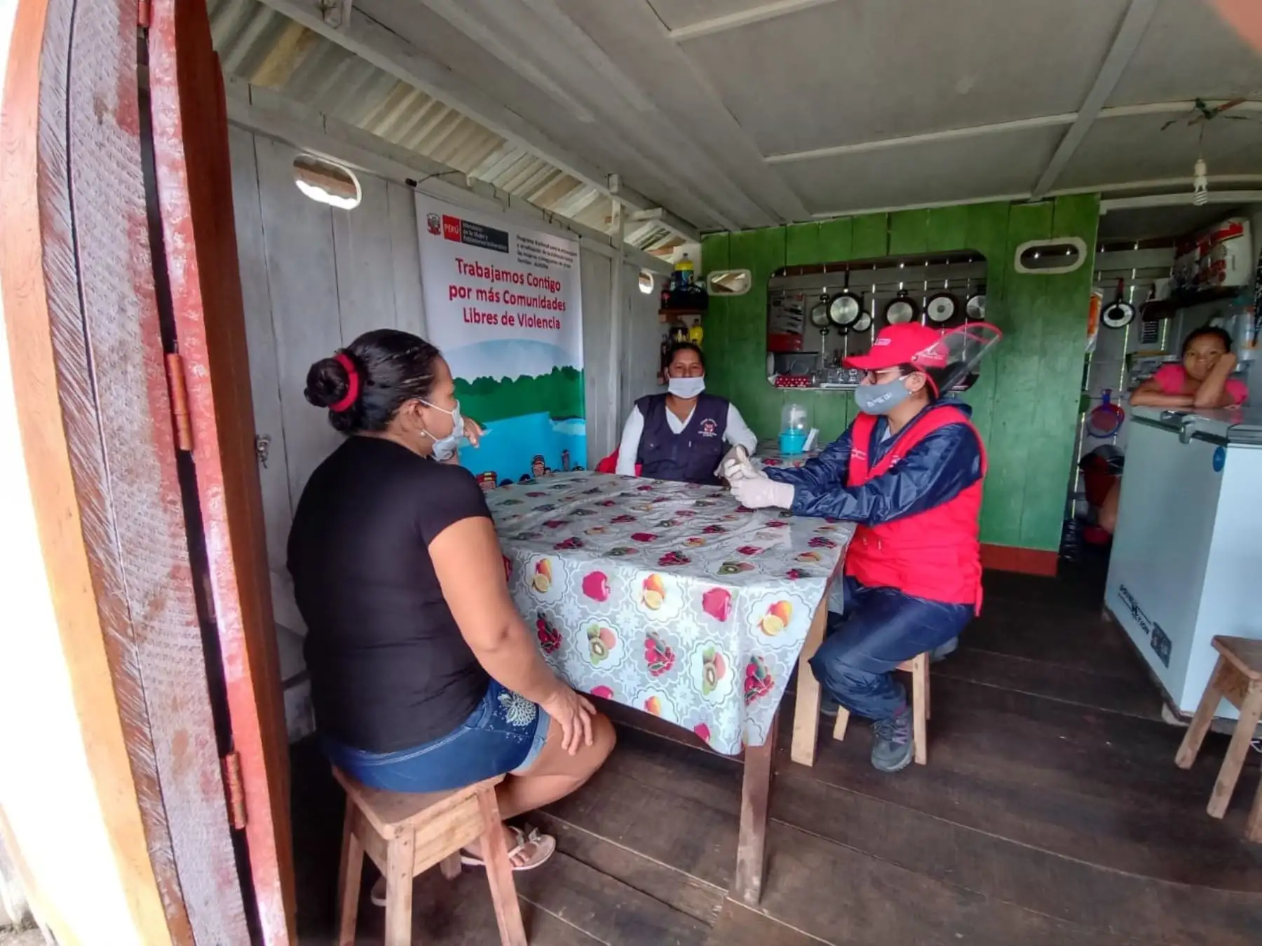 Especialistas del Ministerio de la Mujer y Poblaciones Vulnerables previenen violencia de género y atienden a víctimas en campañas que emprenden las PIAS Aéreas en comunidades indígenas de Loreto. Foto: ANDINA/difusión.