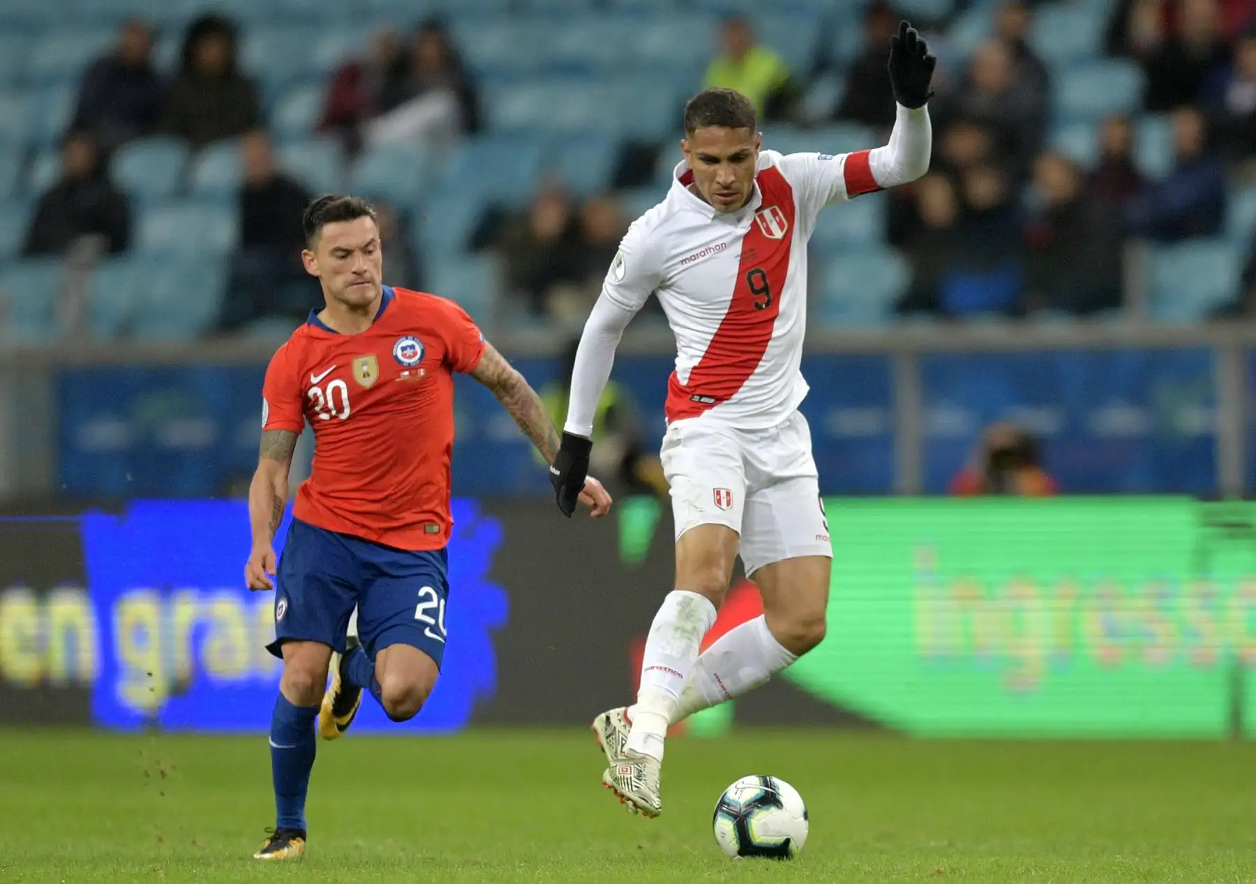 El peruano Paolo Guerrero y el chileno Charles Aranguiz compiten por el balón durante el partido de semifinales del torneo de fútbol de la Copa América en el Gremio Arena en Porto Alegre, Brasil  del  2019.
Foto: AFP