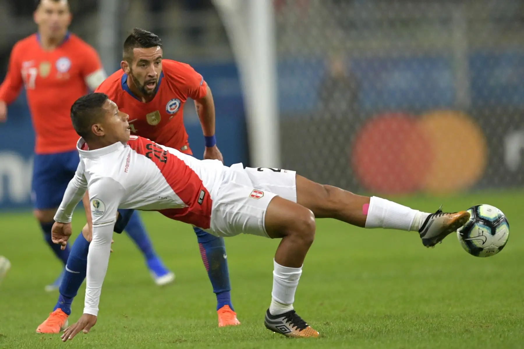 El chileno Mauricio Isla y el peruano Edison Flores compiten por el balón durante la semifinal de la Copa América en el Gremio Arena de Porto Alegre, Brasil en el  2019.
Foto:  AFP
