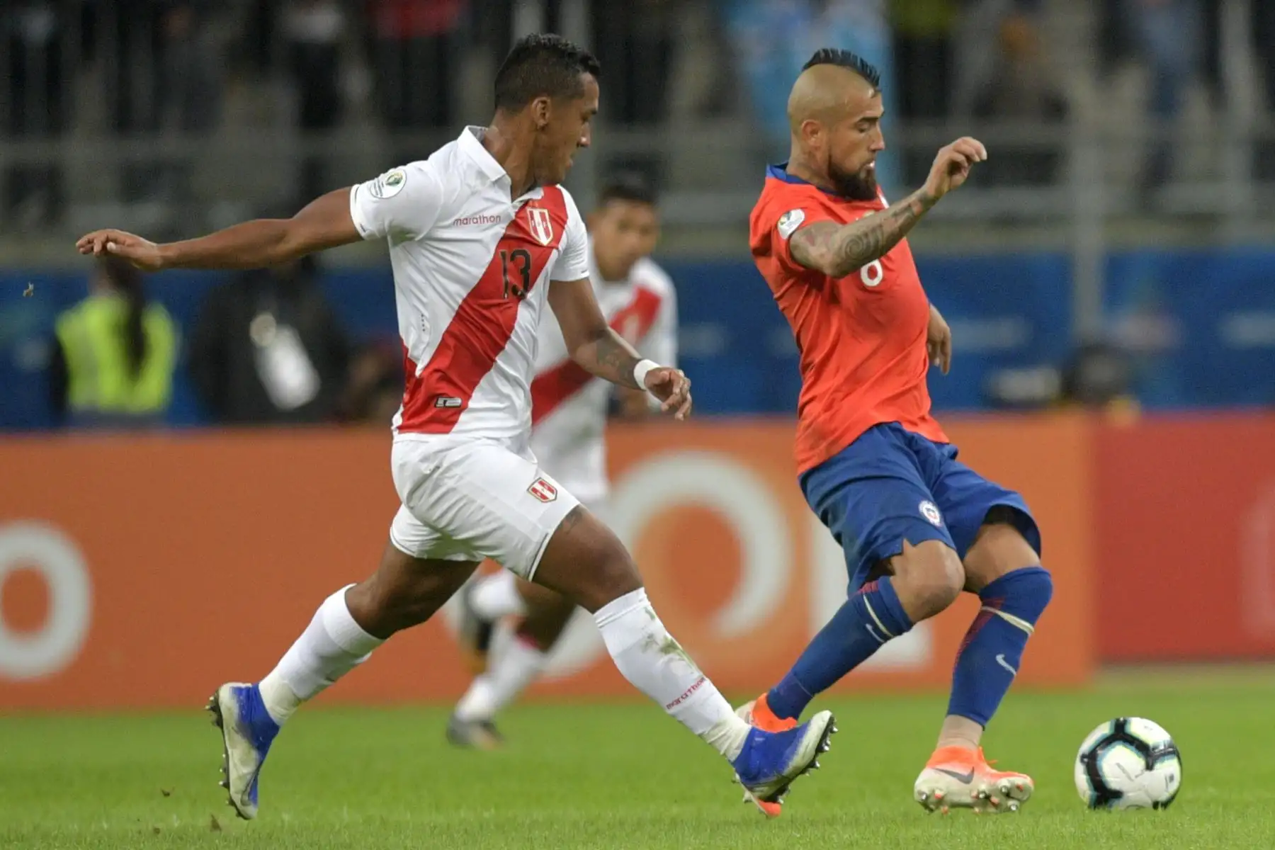 El chileno Arturo Vidal  y el peruano Renato Tapia compiten por el balón durante la semifinal del torneo de fútbol de la Copa América en el Gremio Arena de Porto Alegre, Brasil, el 3 de julio de 2019.
Foto: AFP