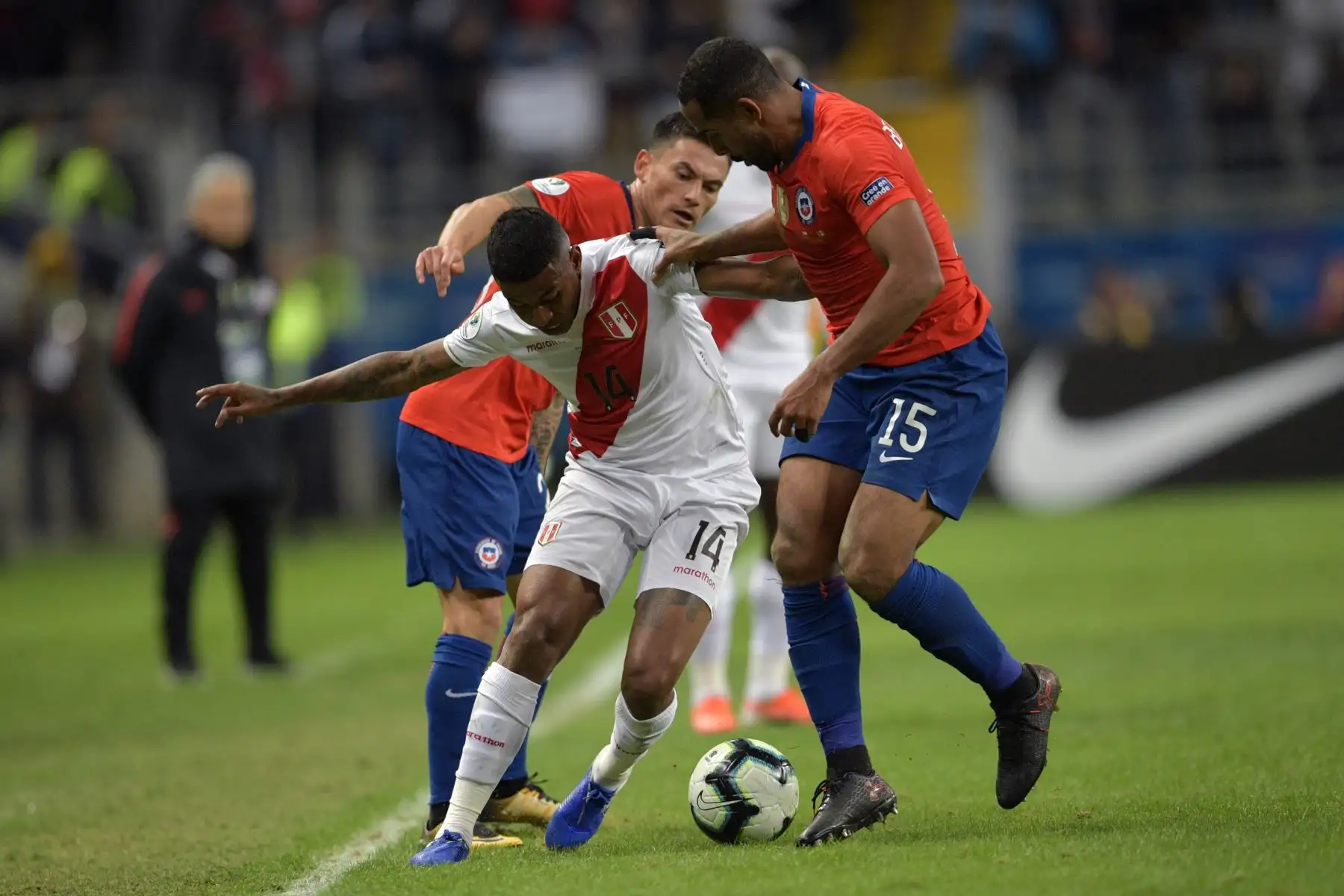 Andy Polo de Perú y Jean Beausejour de Chile compiten por el balón durante el partido de semifinales del torneo de fútbol de la Copa América en el Gremio Arena de Porto Alegre, Brasil, el 3 de julio de 2019.
Foto: AFP