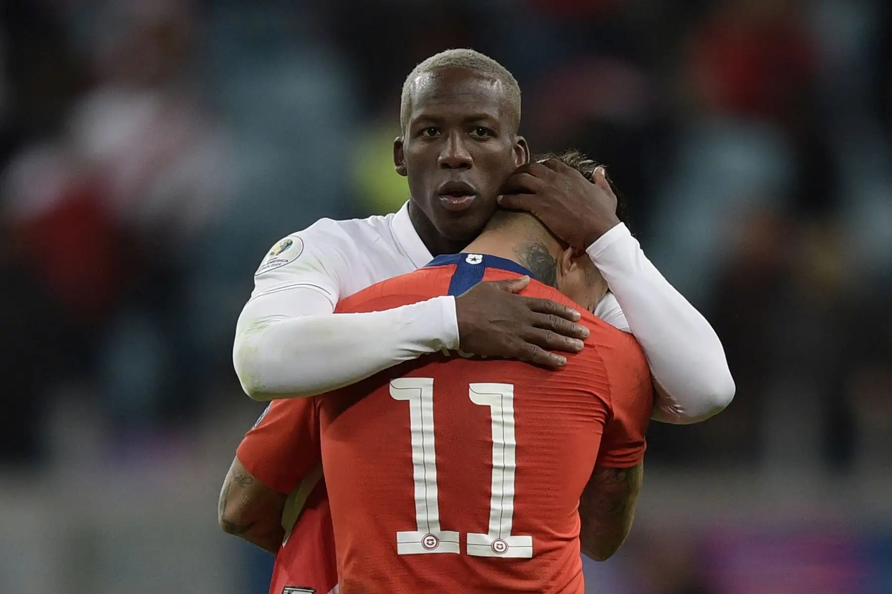 El peruano Luis Advincula  Consuela al chileno Eduardo Vargas al final de la semifinal del torneo de fútbol de la Copa América en el Gremio Arena de Porto Alegre, Brasil, el 3 de julio de 2019. 
Foto : AFP